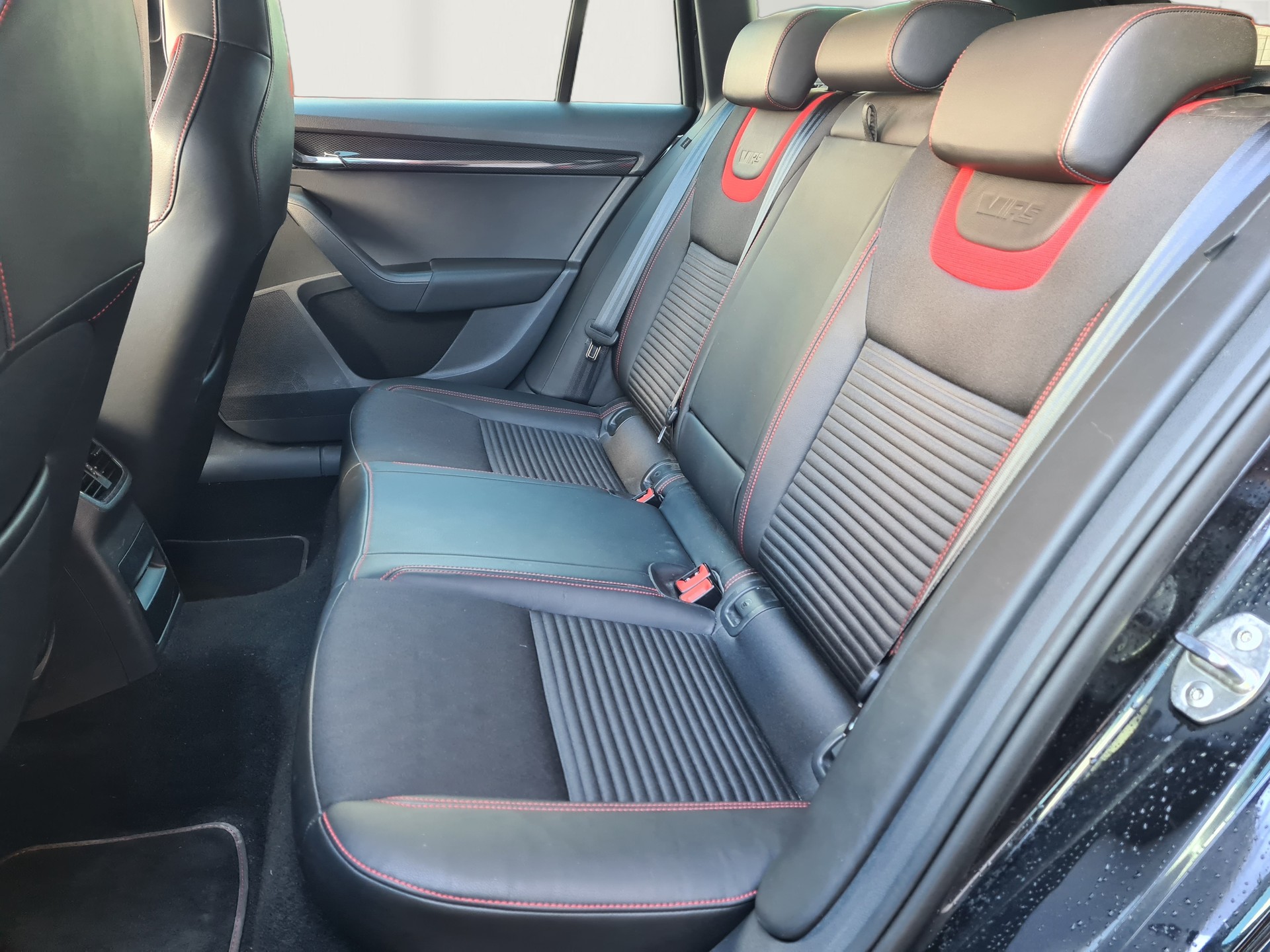 SKODA Octavia Combi 2.0 TDI RS DSG-image-9