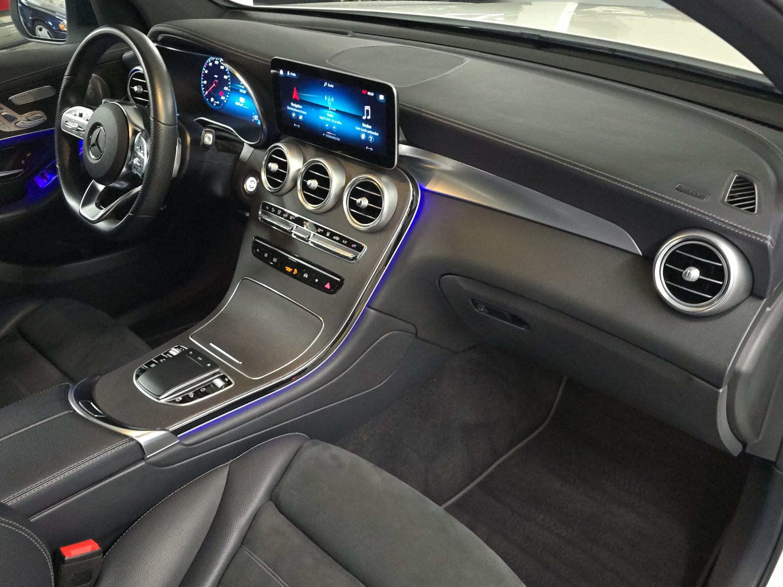 MERCEDES-BENZ GLC 300 e AMG Line 4Matic Coupé-image-11