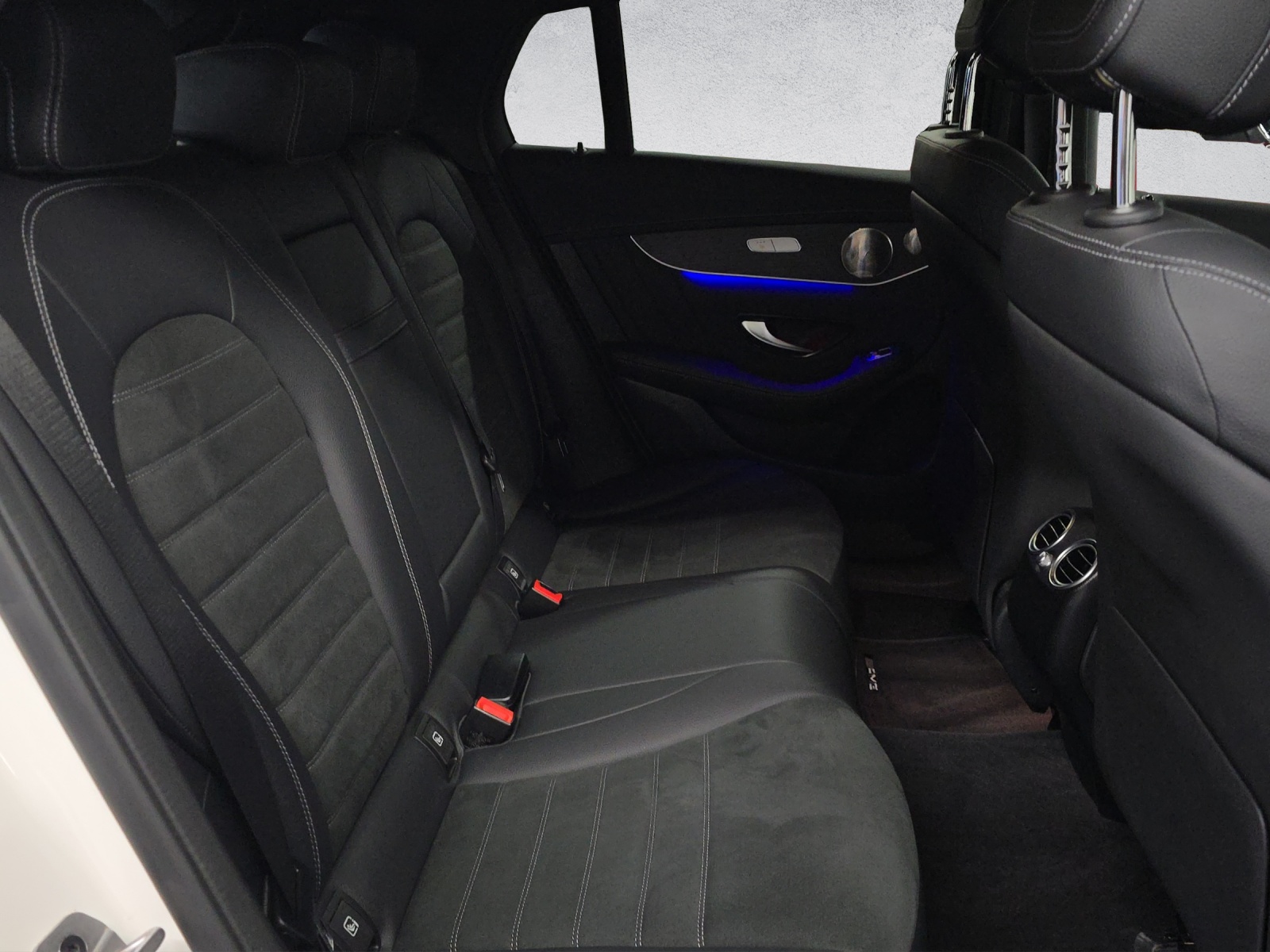 MERCEDES-BENZ GLC 300 e AMG Line 4Matic Coupé-image-13
