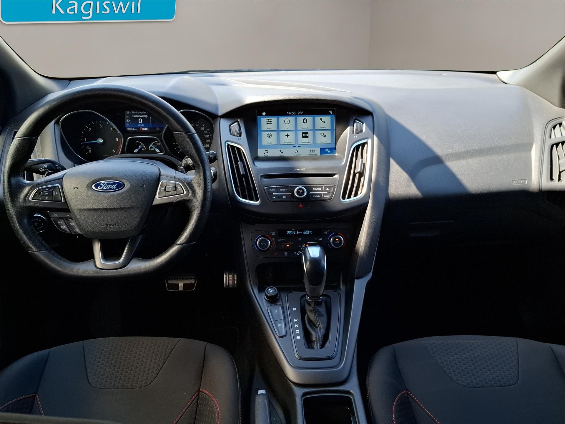 FORD Focus Station Wagon 1.5 TDCi 120 ST-Line-image-6