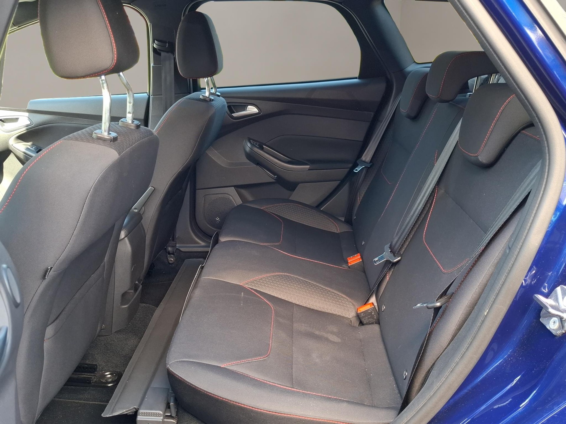 FORD Focus Station Wagon 1.5 TDCi 120 ST-Line-image-8