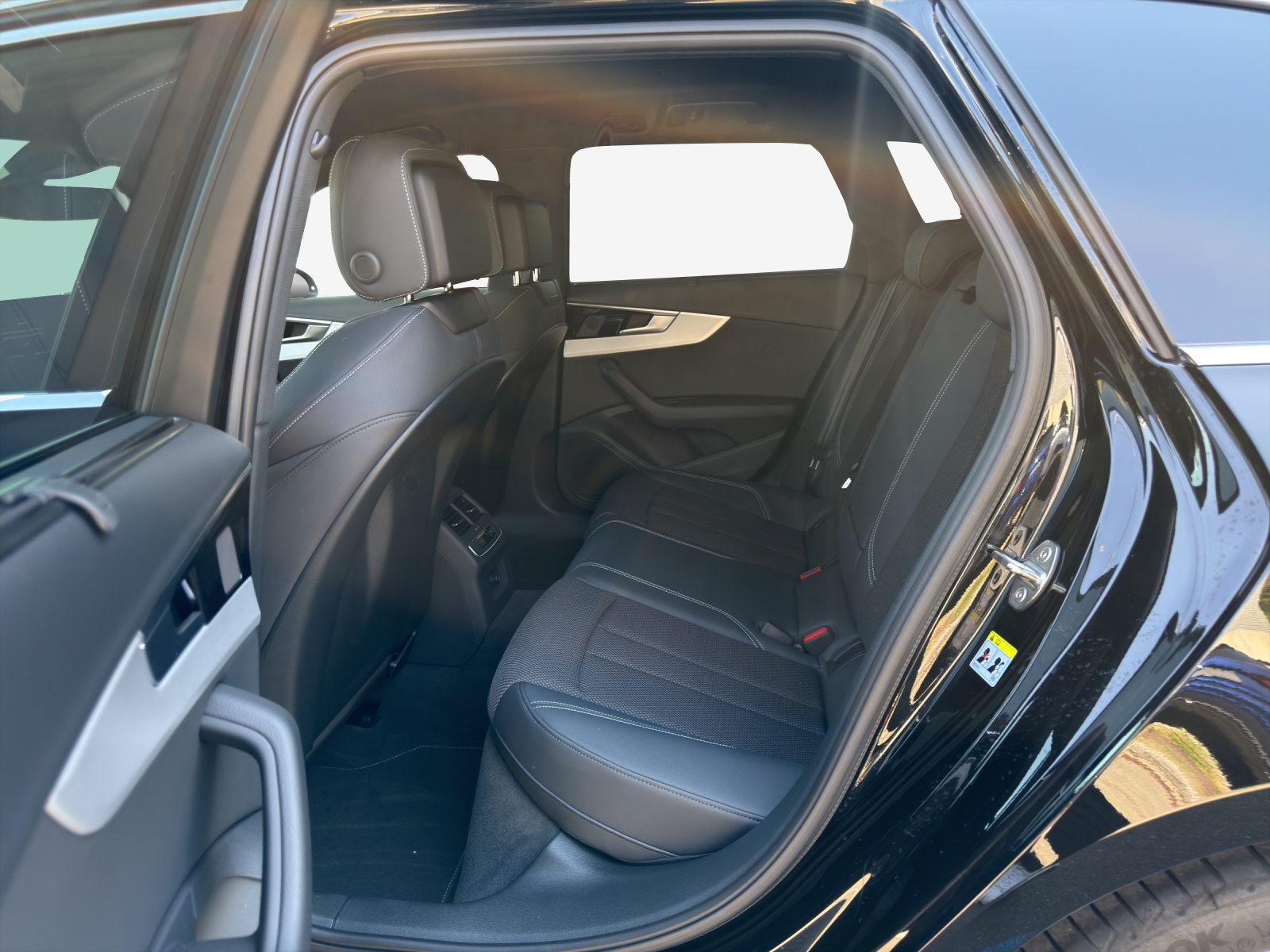 AUDI A4 Avant 40 TFSI S line S-tronic quattro-image-11