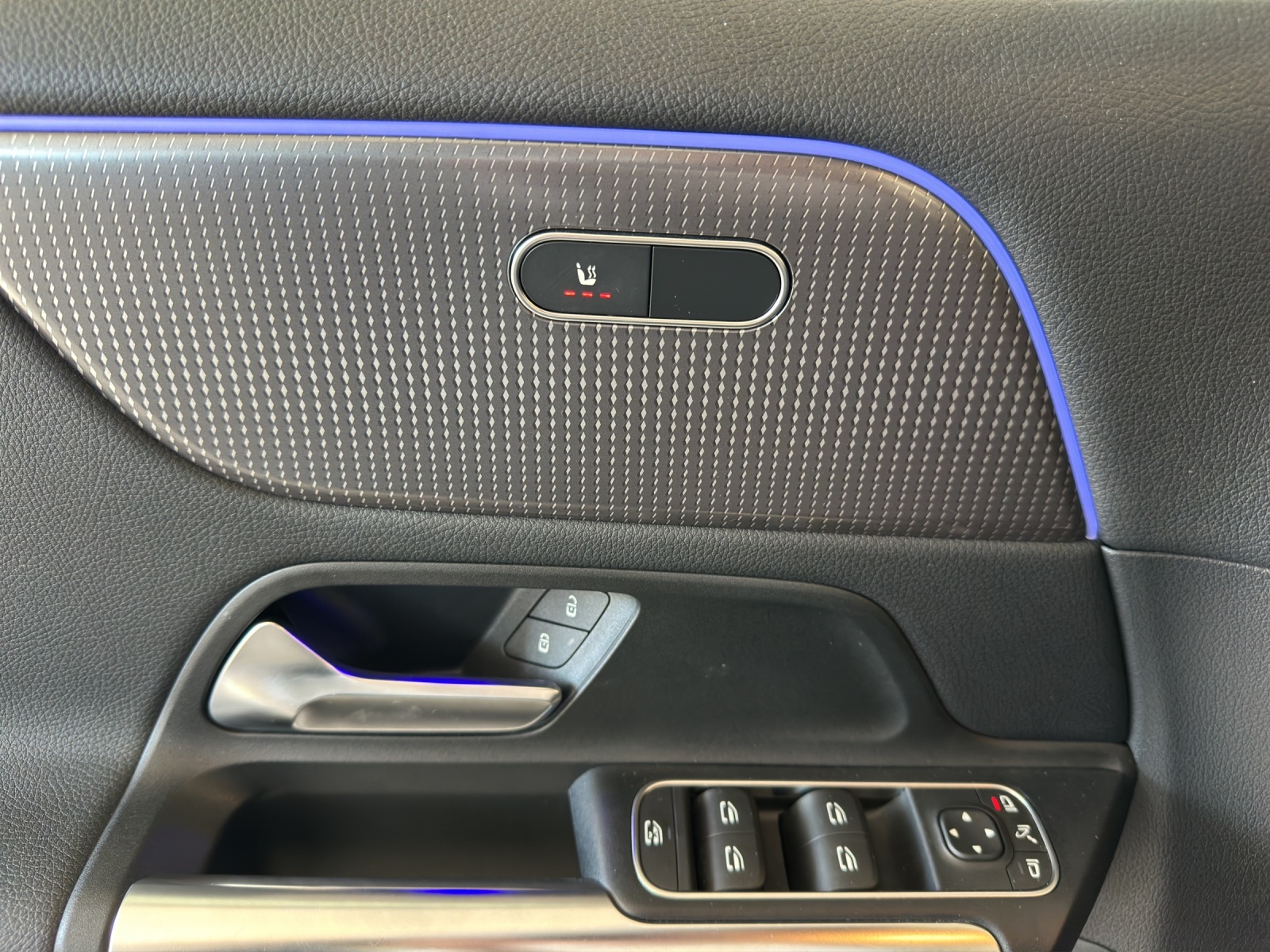 MERCEDES-BENZ EQA 250-image-12