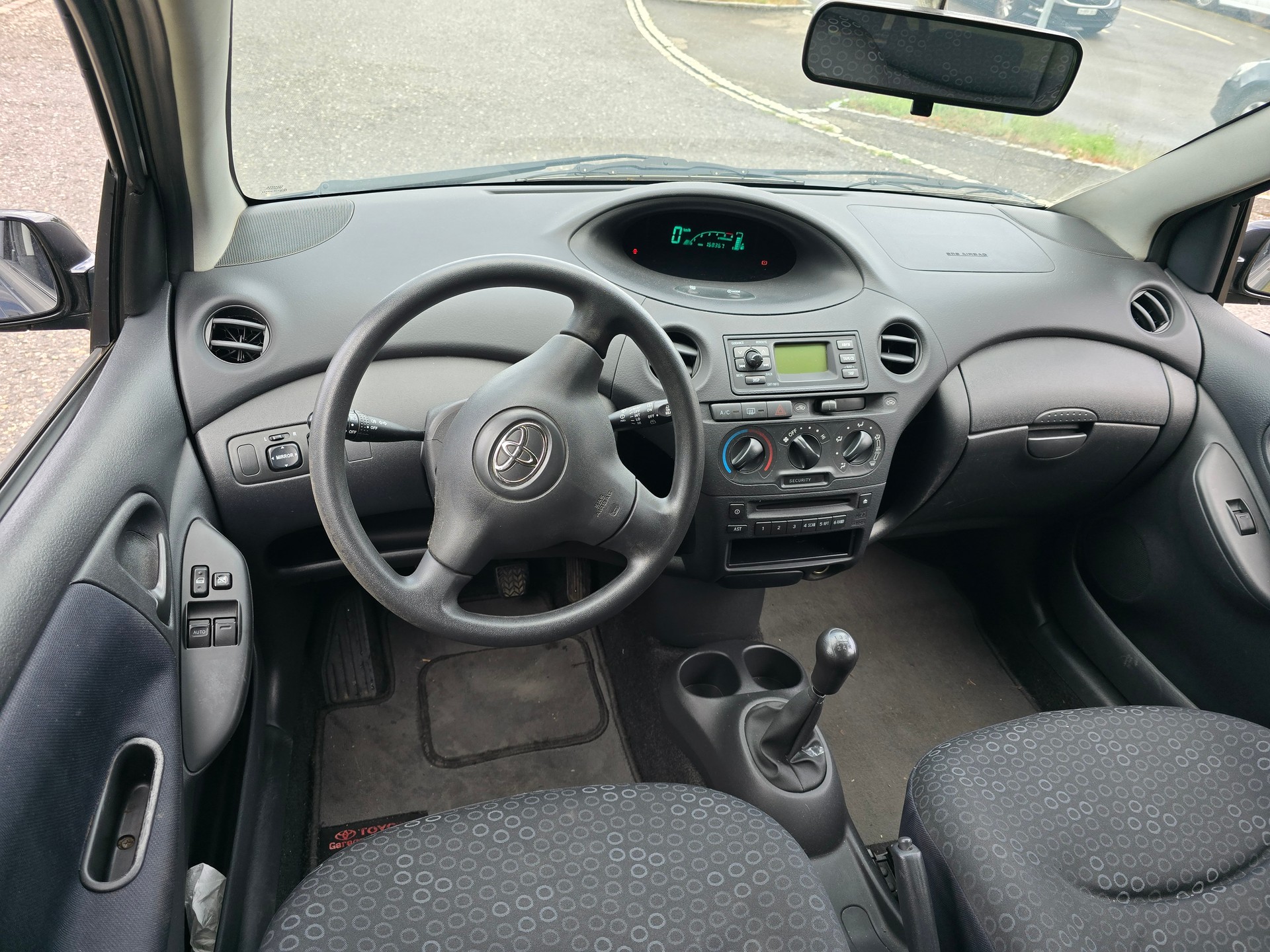 TOYOTA Yaris 1.3 Linea Sol-image-6
