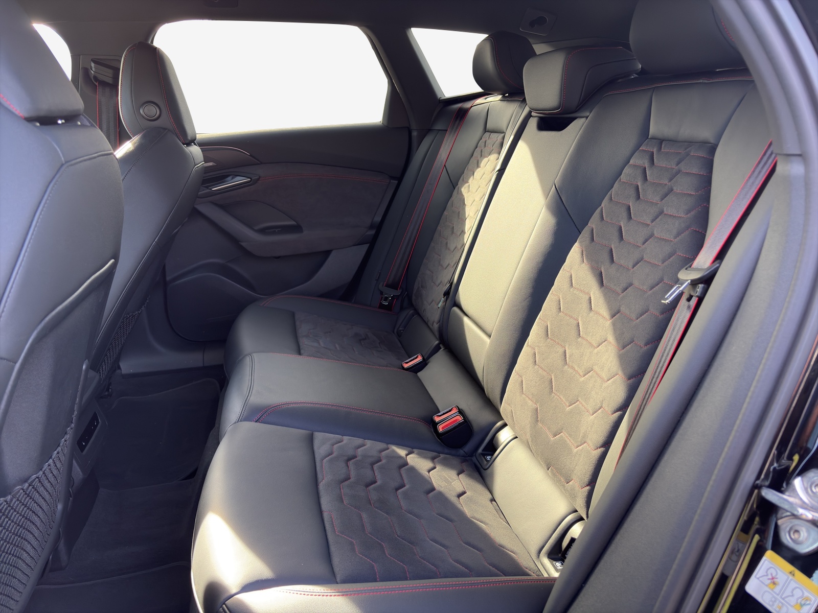AUDI S6 Avant e-tron quattro-image-12