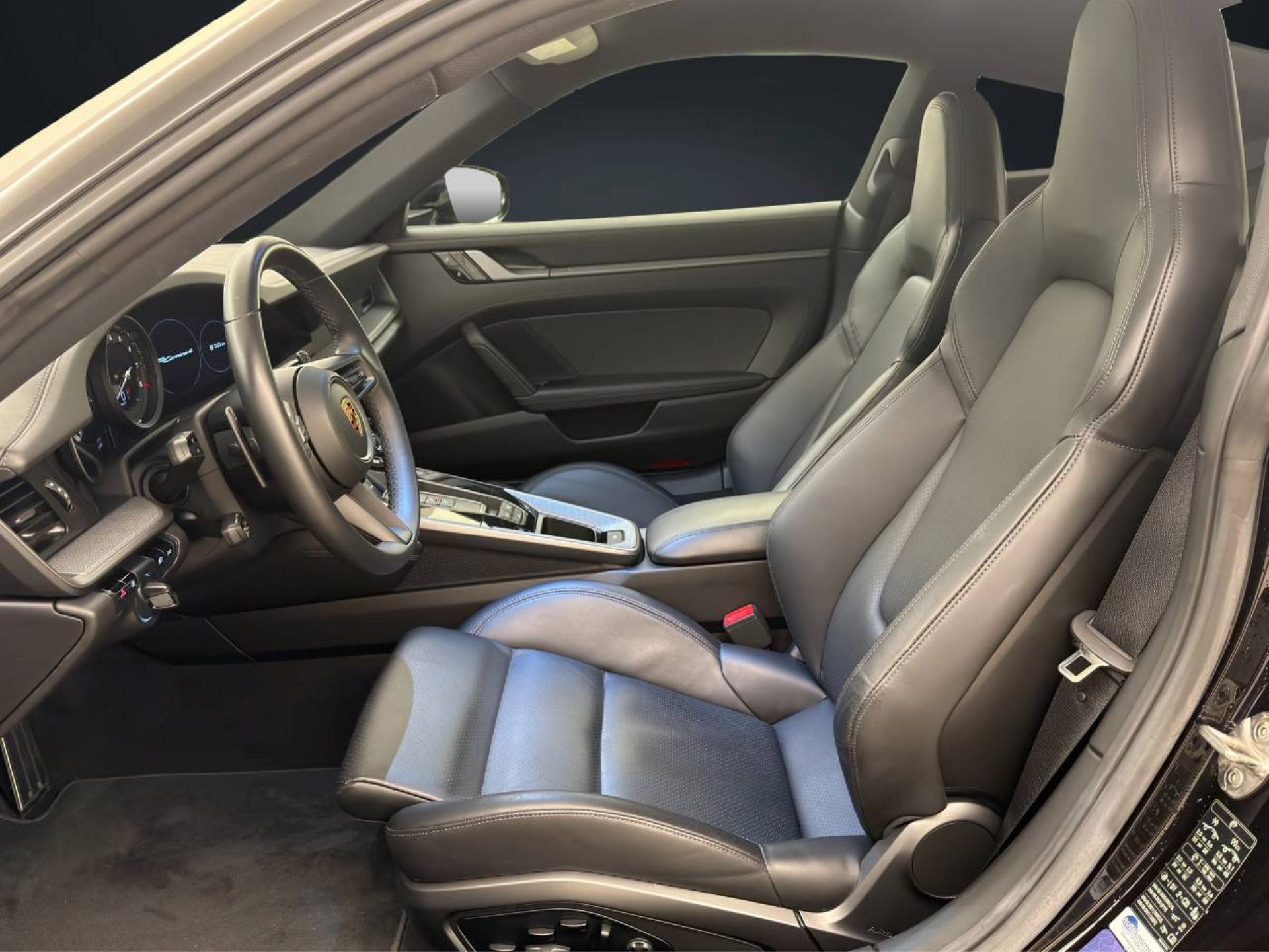 PORSCHE 911 Carrera 4-image-4