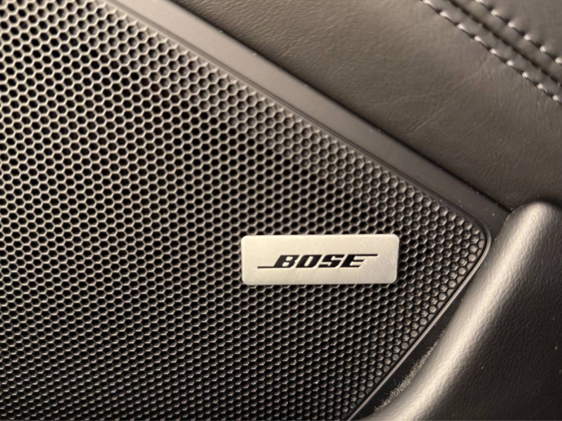 PORSCHE 911 Carrera 4-image-23