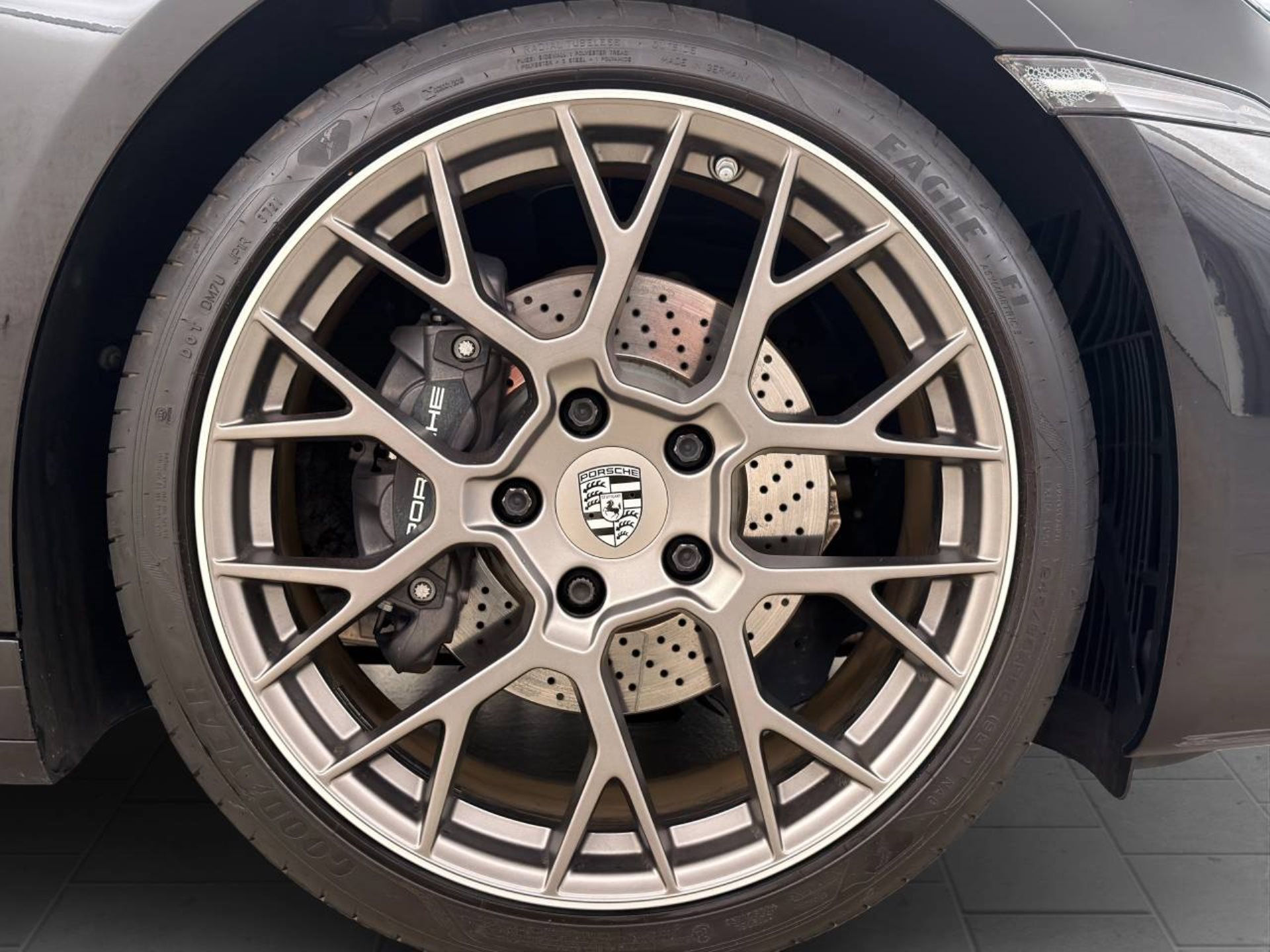 PORSCHE 911 Carrera 4-image-10