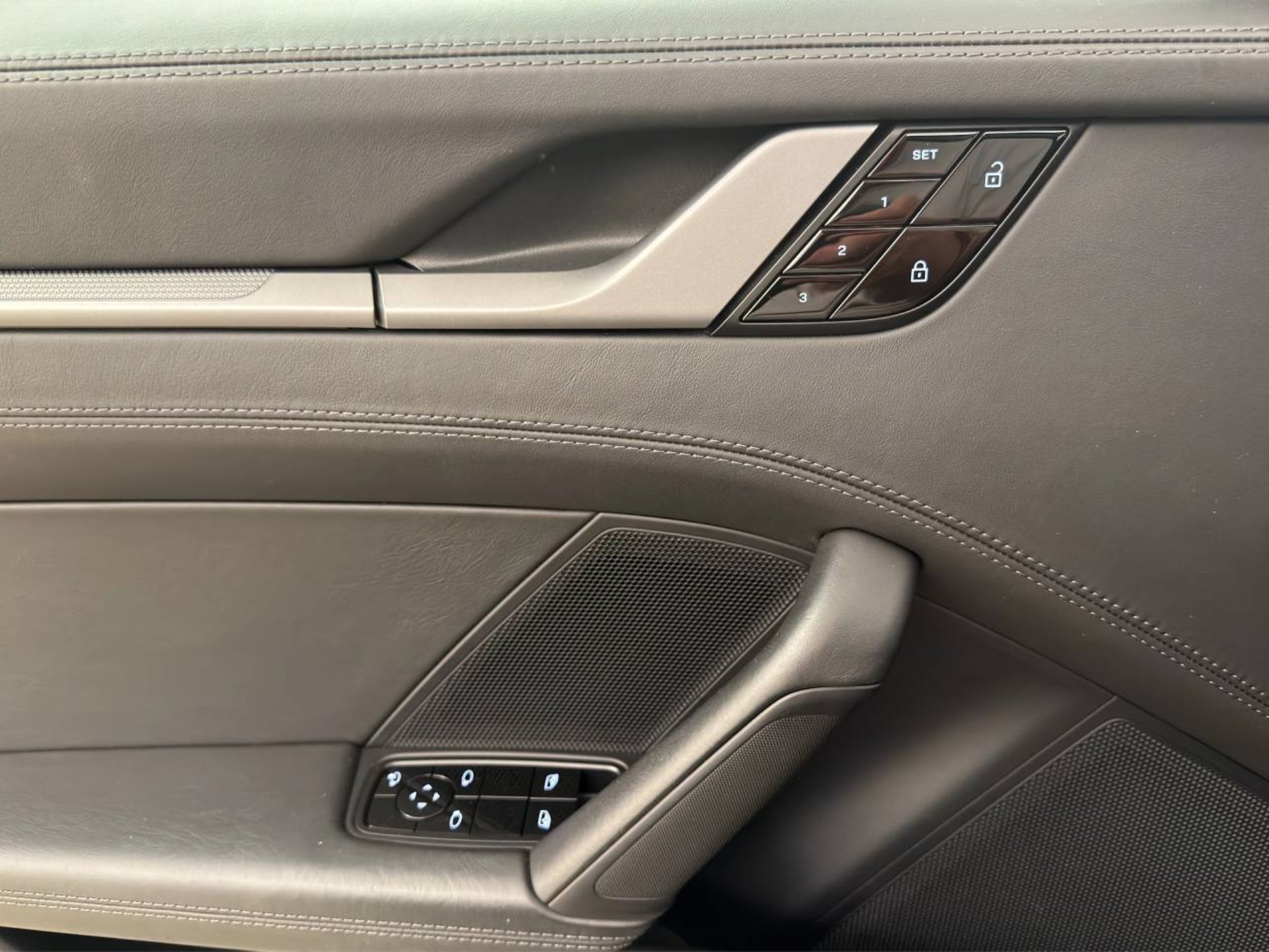 PORSCHE 911 Carrera 4-image-18