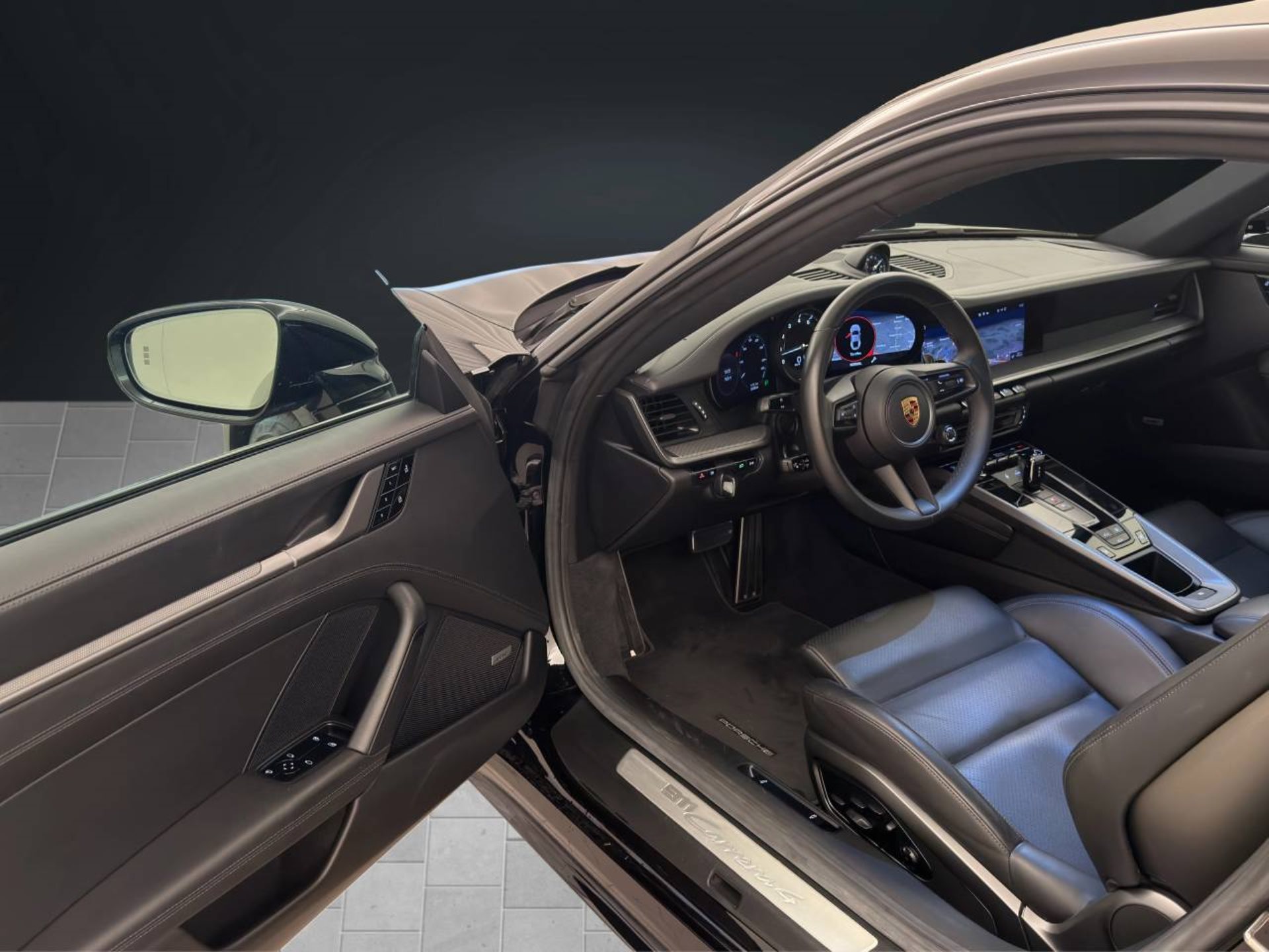 PORSCHE 911 Carrera 4-image-3