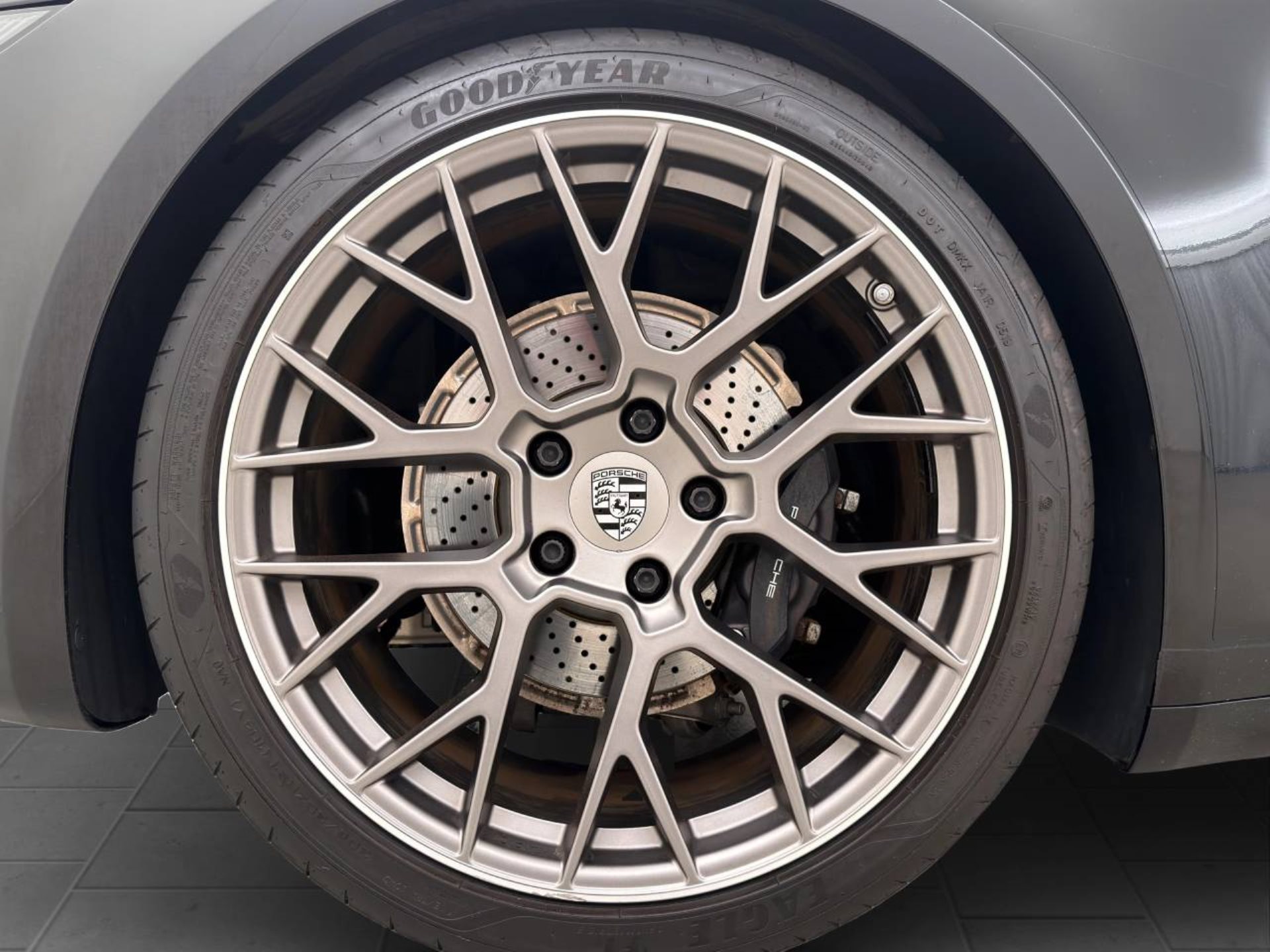 PORSCHE 911 Carrera 4-image-11