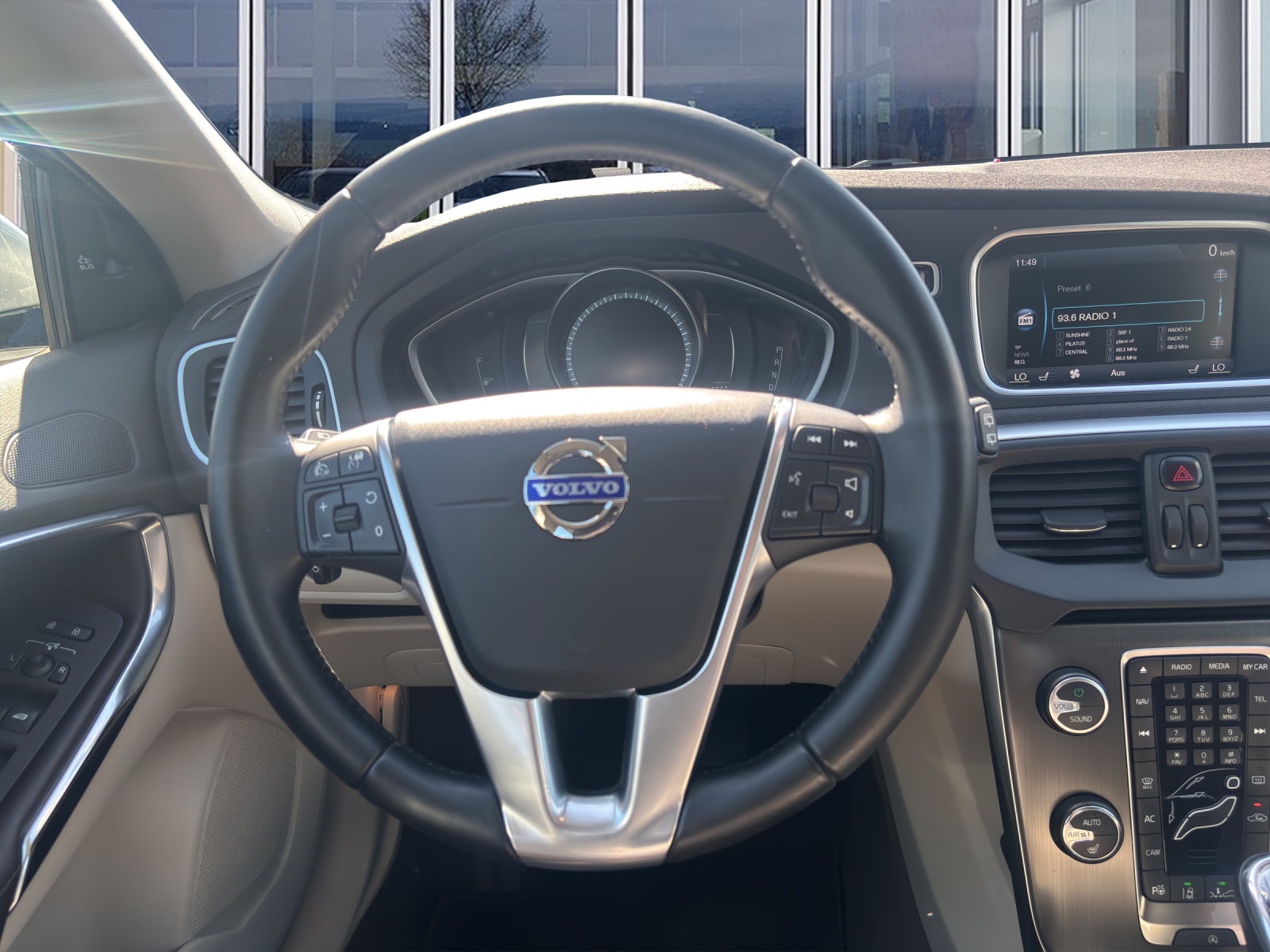 VOLVO V40 1.6 T4 Momentum S/S-image-10