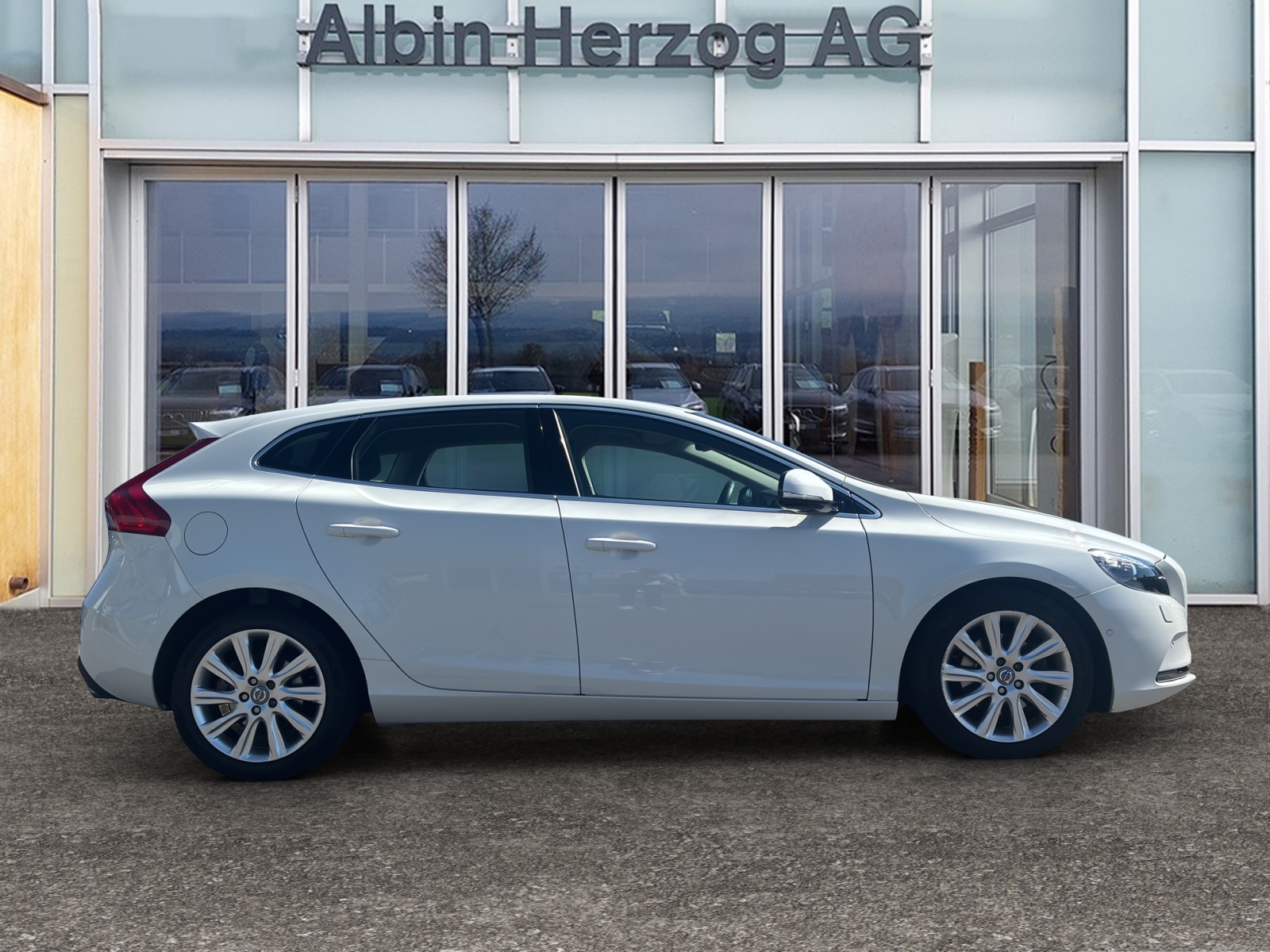 VOLVO V40 1.6 T4 Momentum S/S-image-4