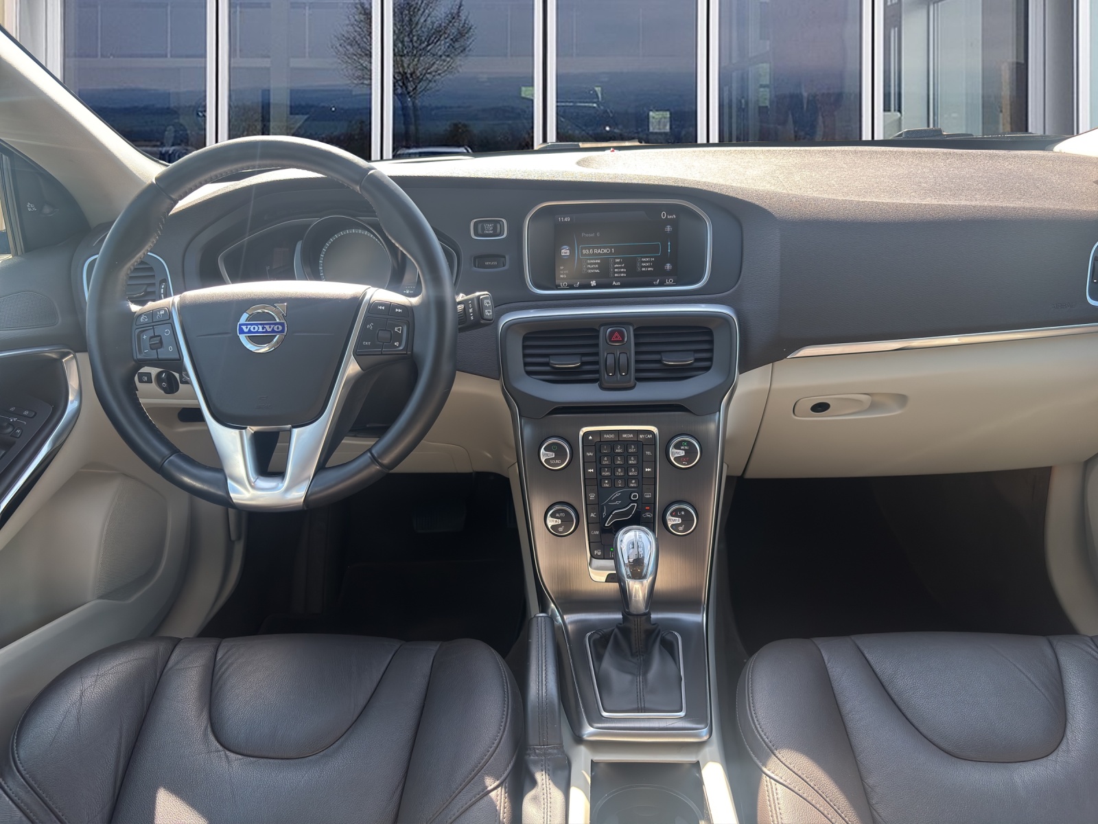 VOLVO V40 1.6 T4 Momentum S/S-image-9