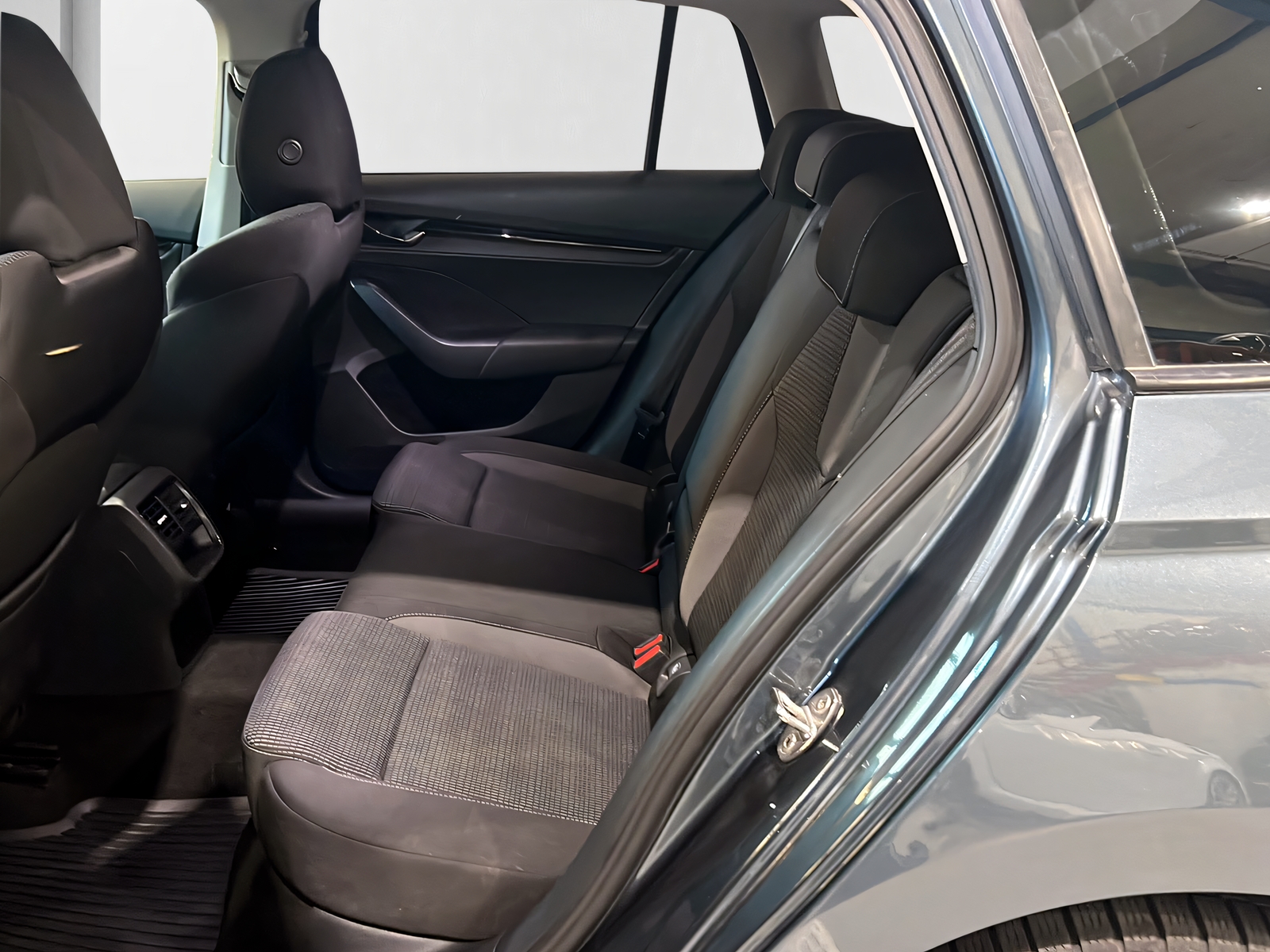 SKODA Octavia Combi 2.0 TDI DSG 4x4**Rückfahrtkamera,CH Auslieferung,Tempomat ACC,Frisch ab MFK**-image-8