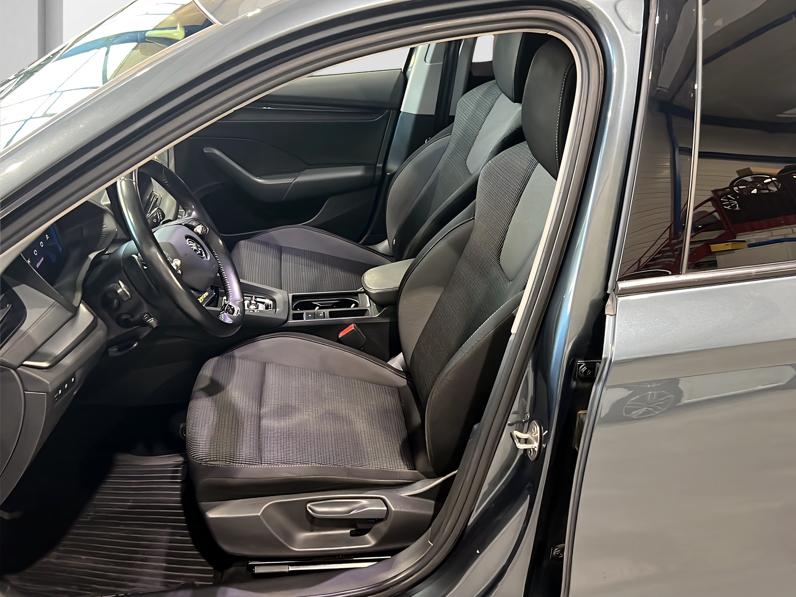 SKODA Octavia Combi 2.0 TDI DSG 4x4**Rückfahrtkamera,CH Auslieferung,Tempomat ACC,Frisch ab MFK**-image-7