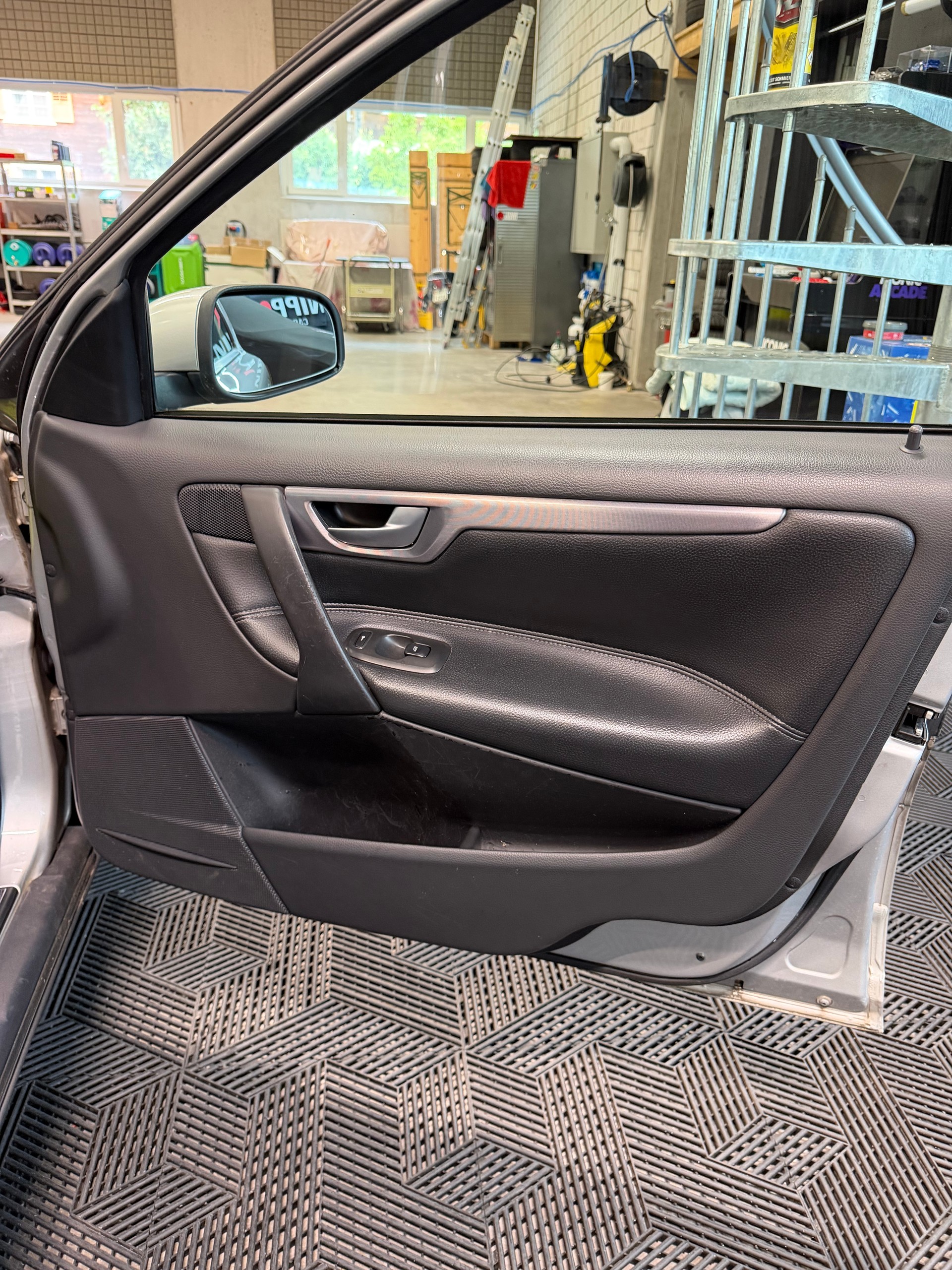 VOLVO V70 2.5T-image-13