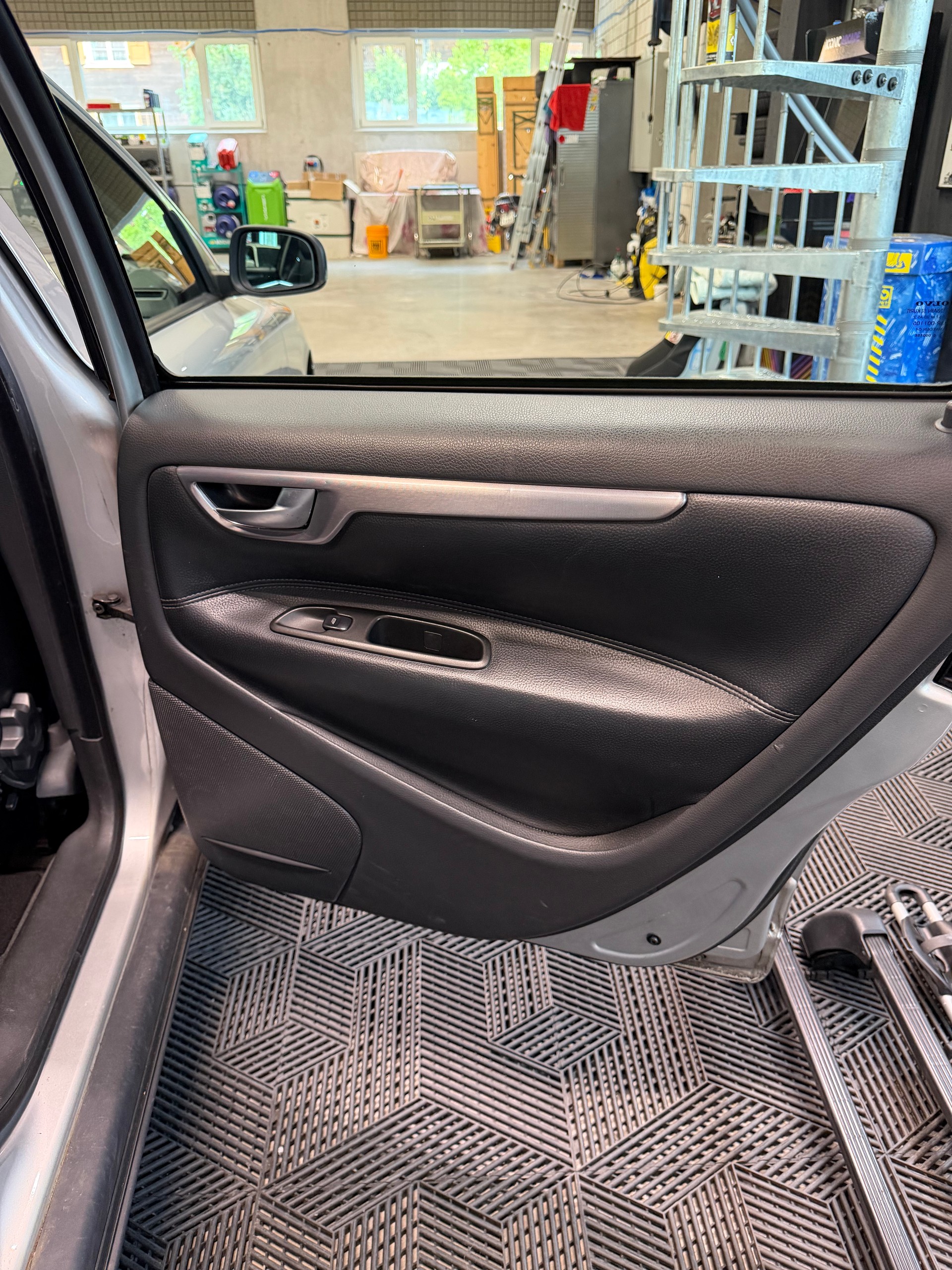 VOLVO V70 2.5T-image-16
