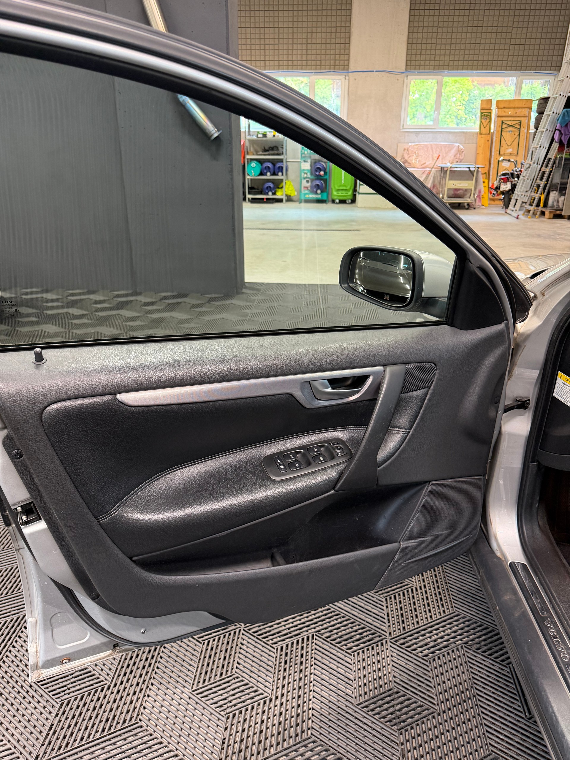 VOLVO V70 2.5T-image-15