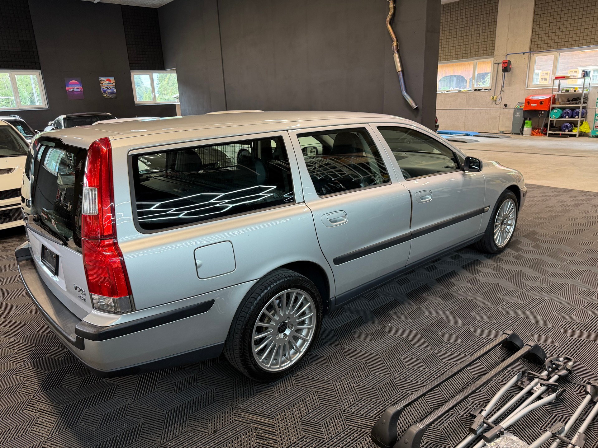 VOLVO V70 2.5T-showroom-element-3