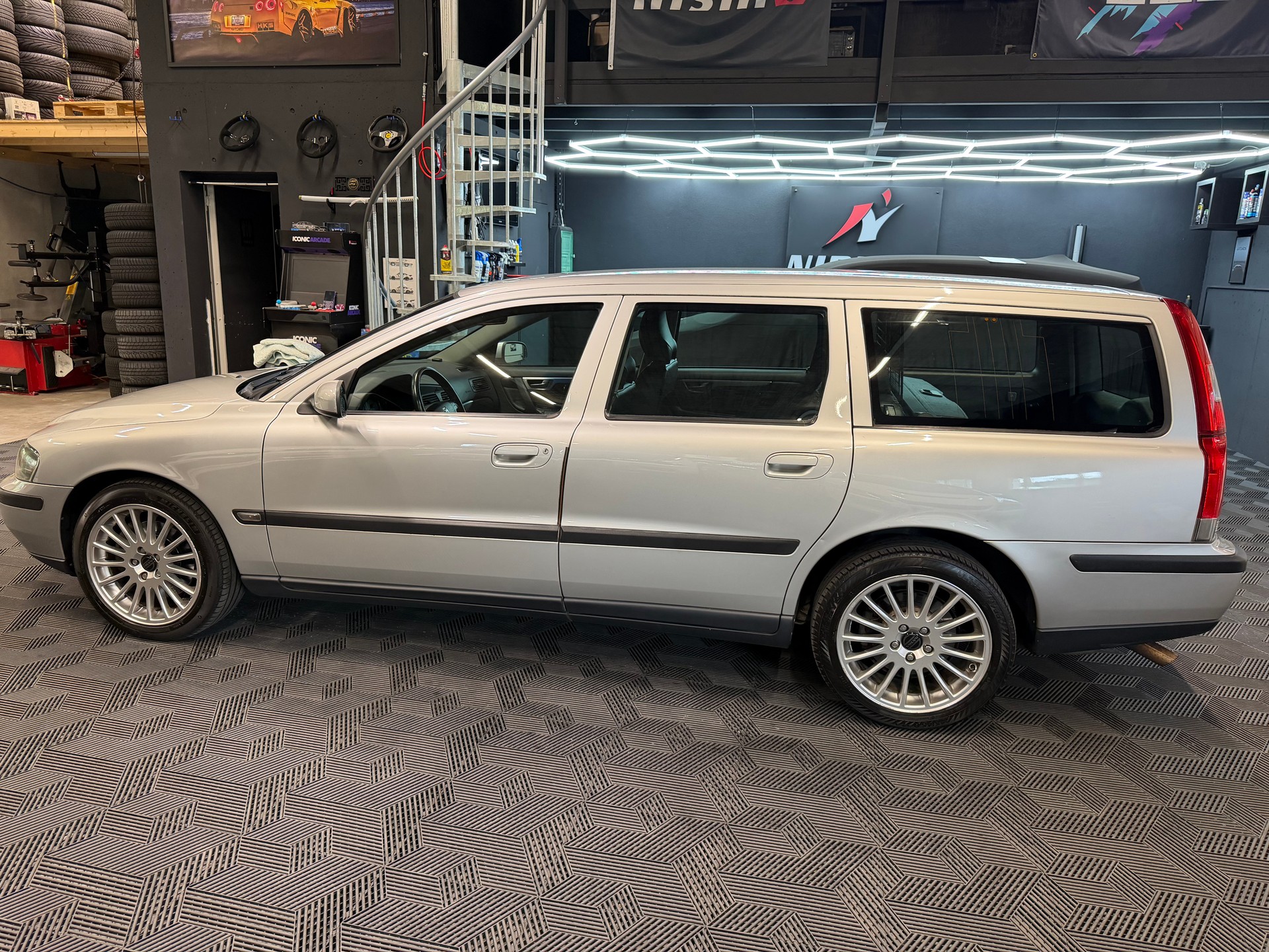 VOLVO V70 2.5T-showroom-element-1