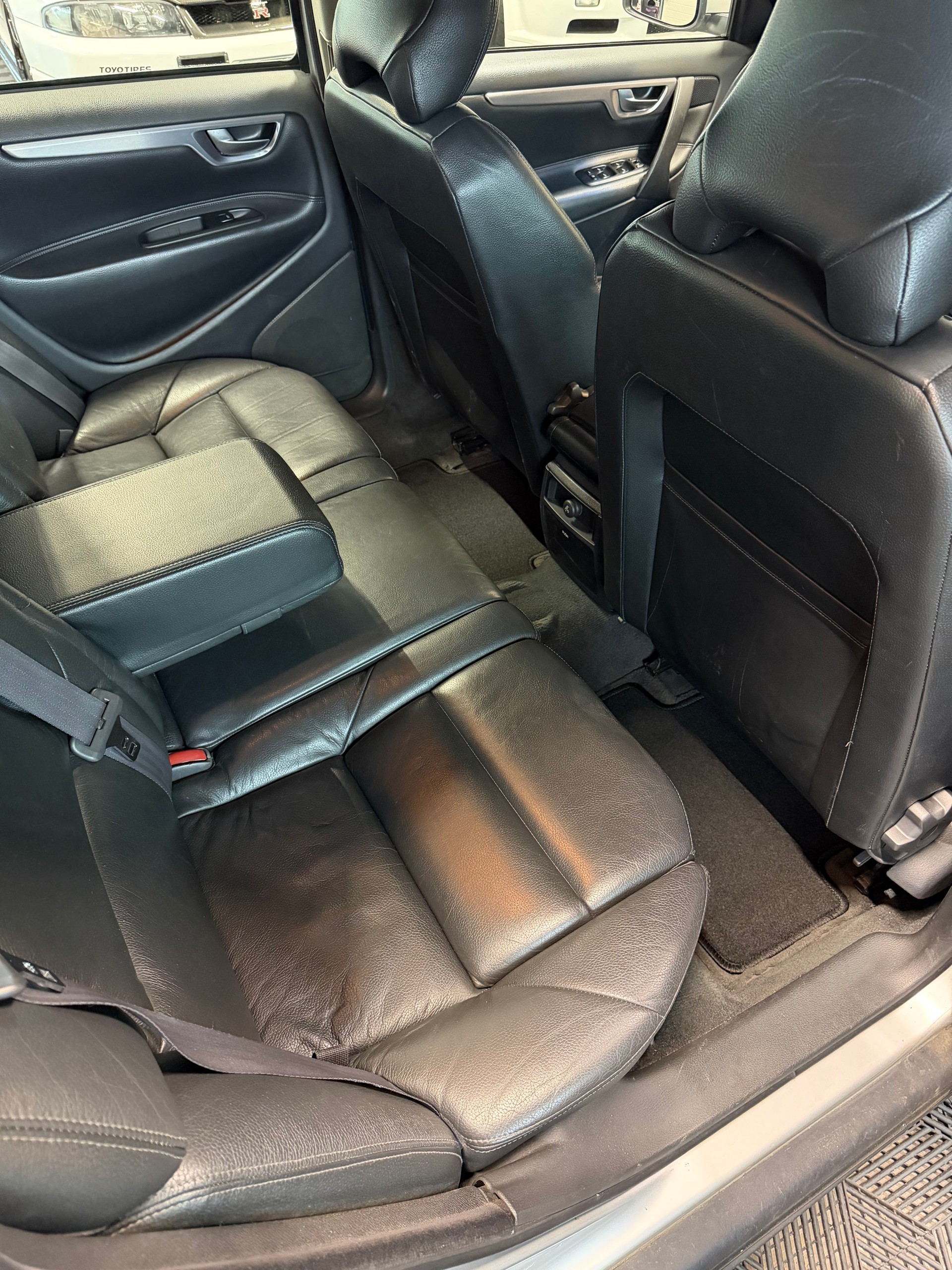 VOLVO V70 2.5T-image-11