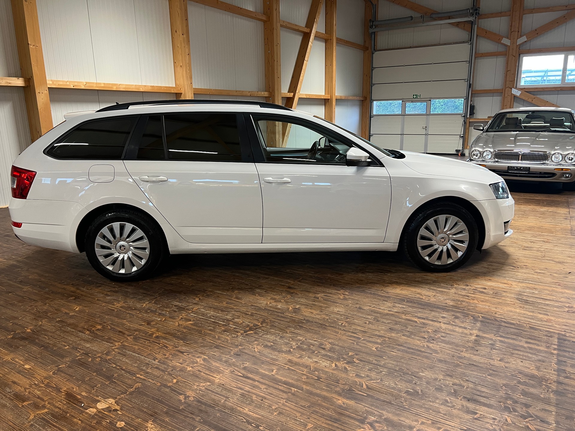 SKODA Octavia Combi 2.0 TDI Style 4x4-image-3