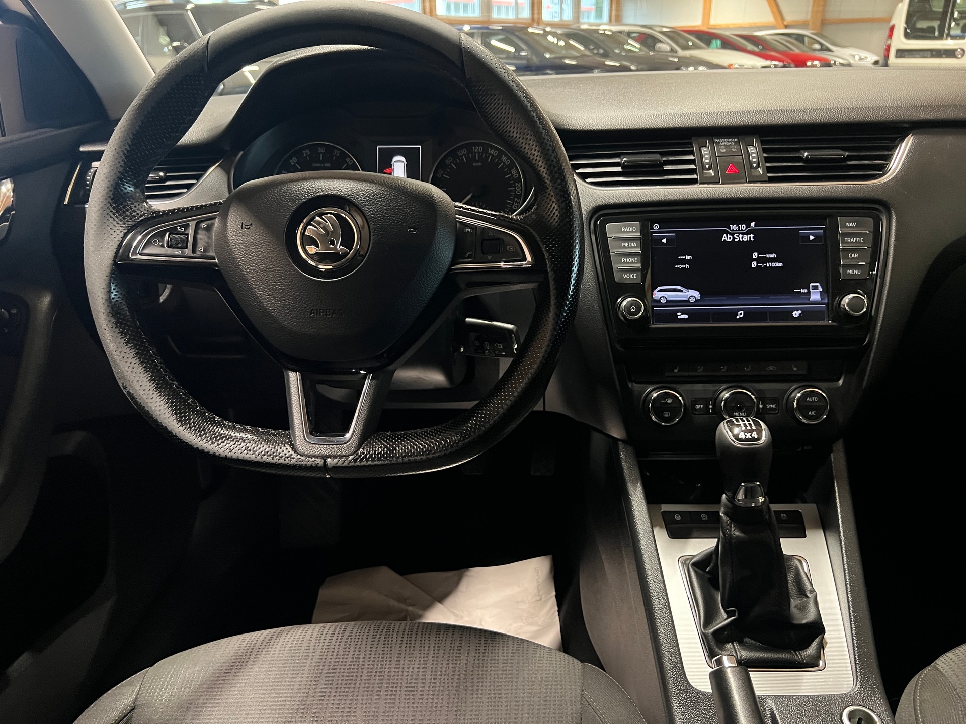 SKODA Octavia Combi 2.0 TDI Style 4x4-image-12