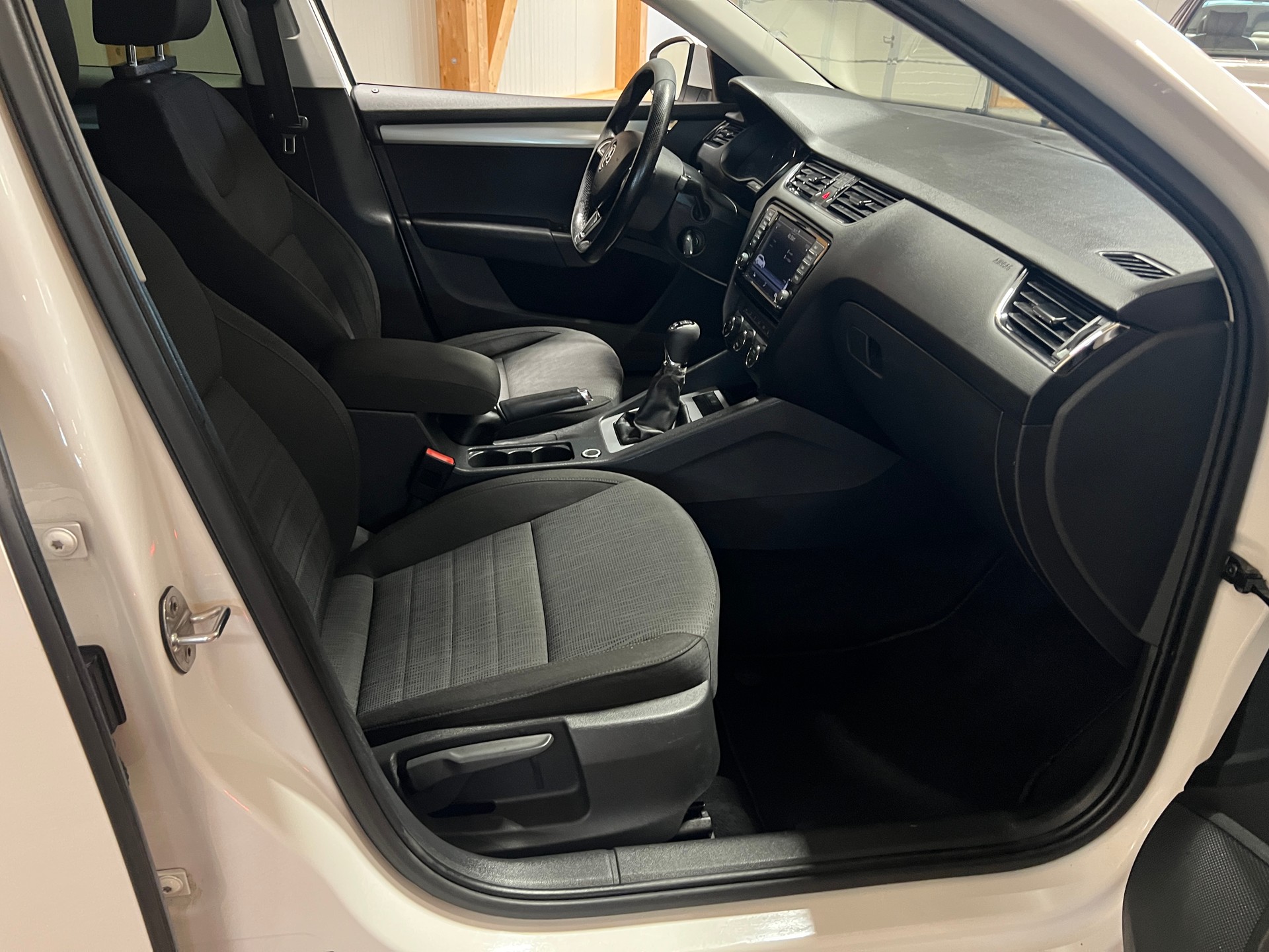 SKODA Octavia Combi 2.0 TDI Style 4x4-image-13