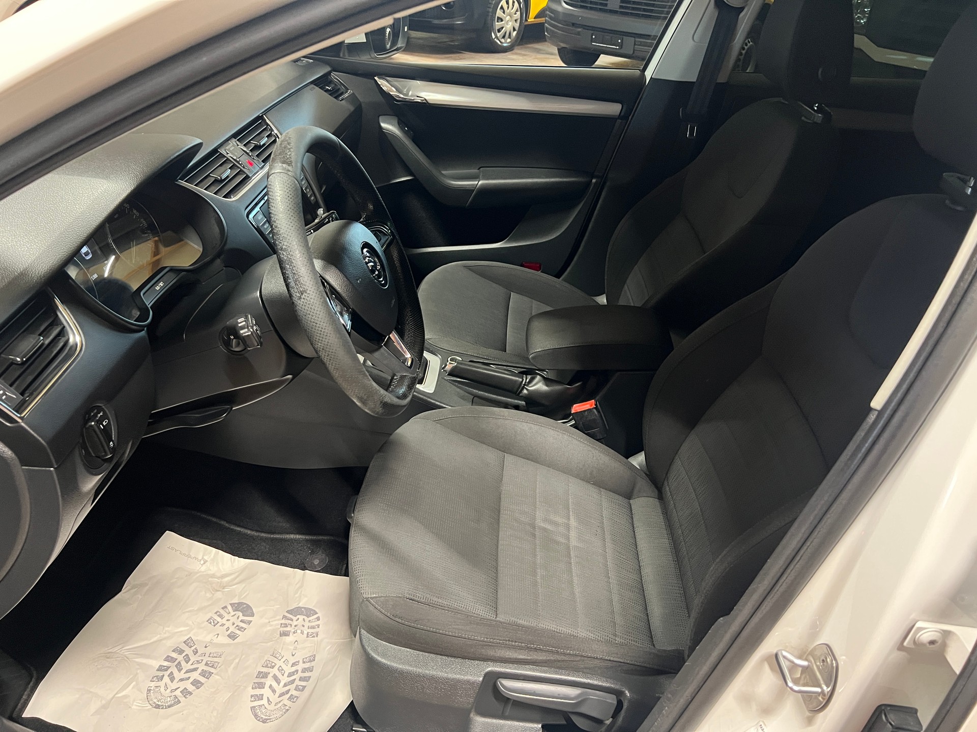 SKODA Octavia Combi 2.0 TDI Style 4x4-image-8