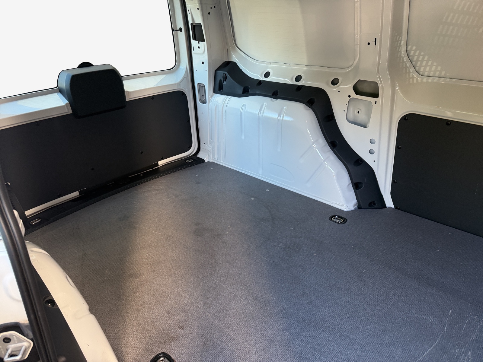 VW Caddy Cargo 2.0TDI Maxi-image-11