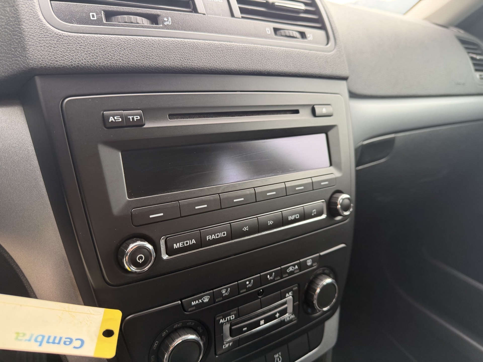 SKODA Yeti 1.8 TSI Active Outdoor 4x4 DSG-image-10