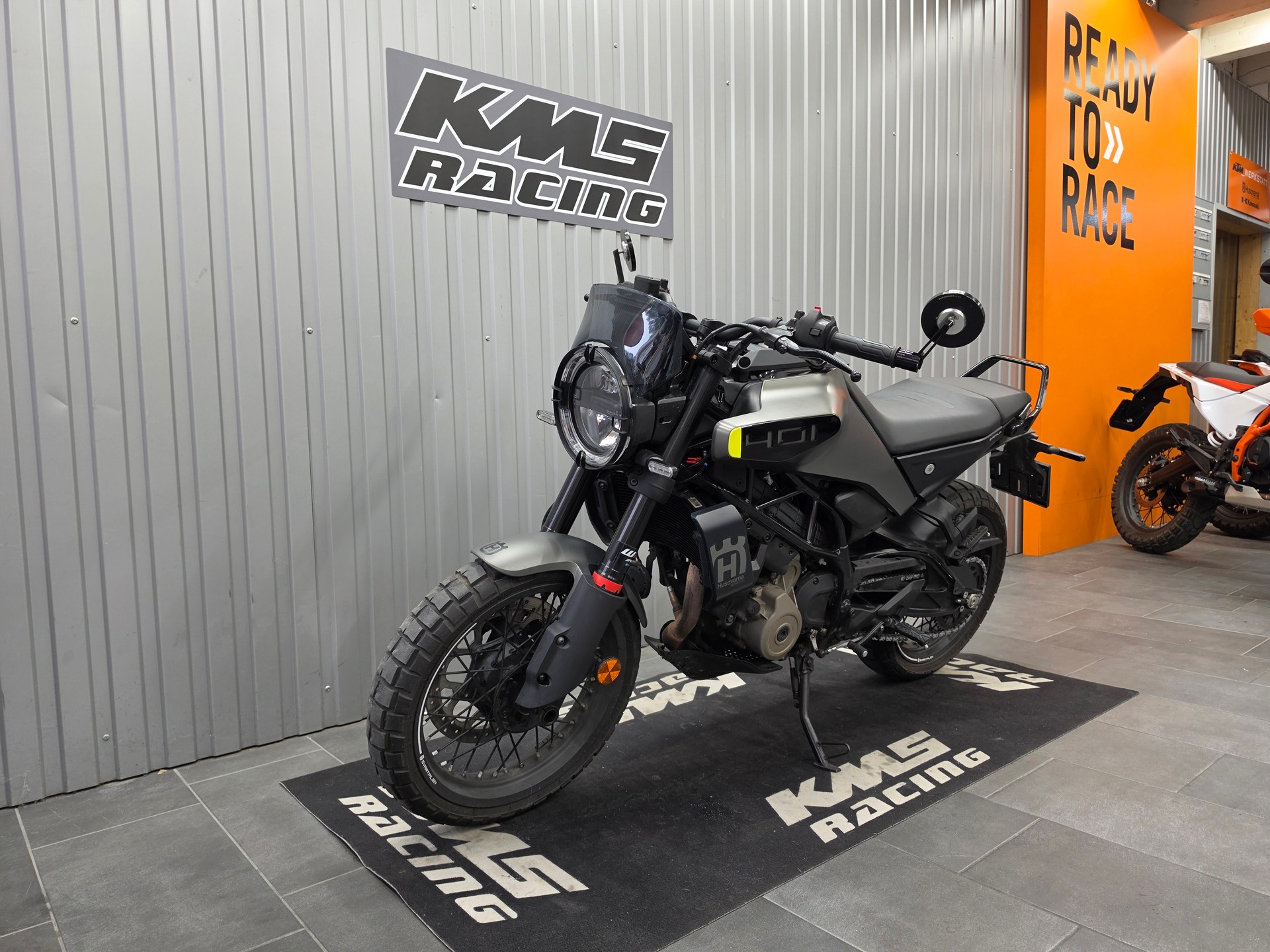 HUSQVARNA Svartpilen 401-image-4
