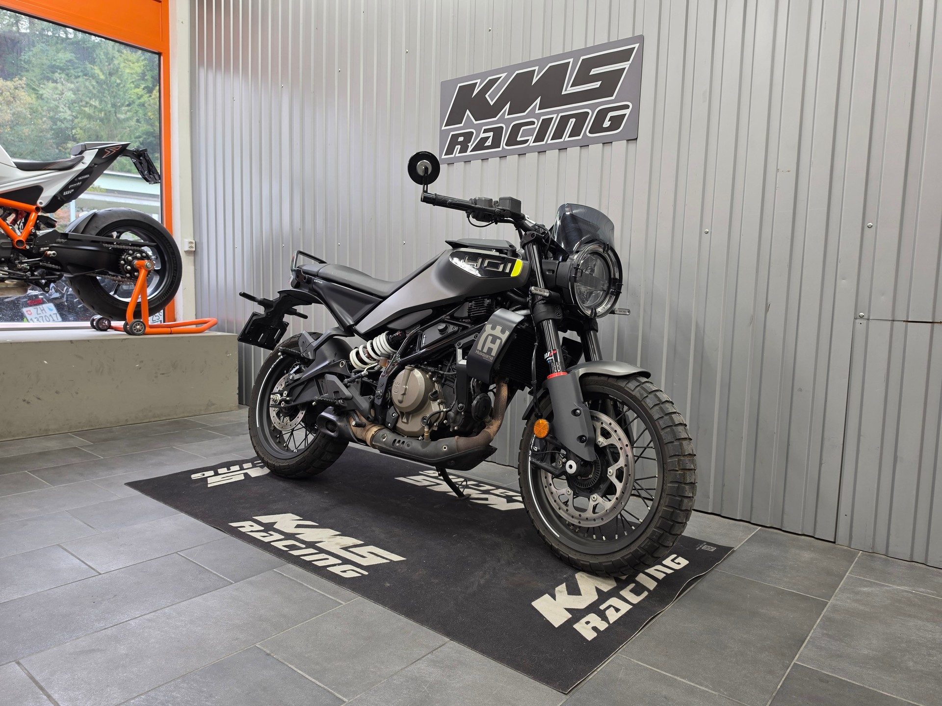 HUSQVARNA Svartpilen 401-showroom-element-1