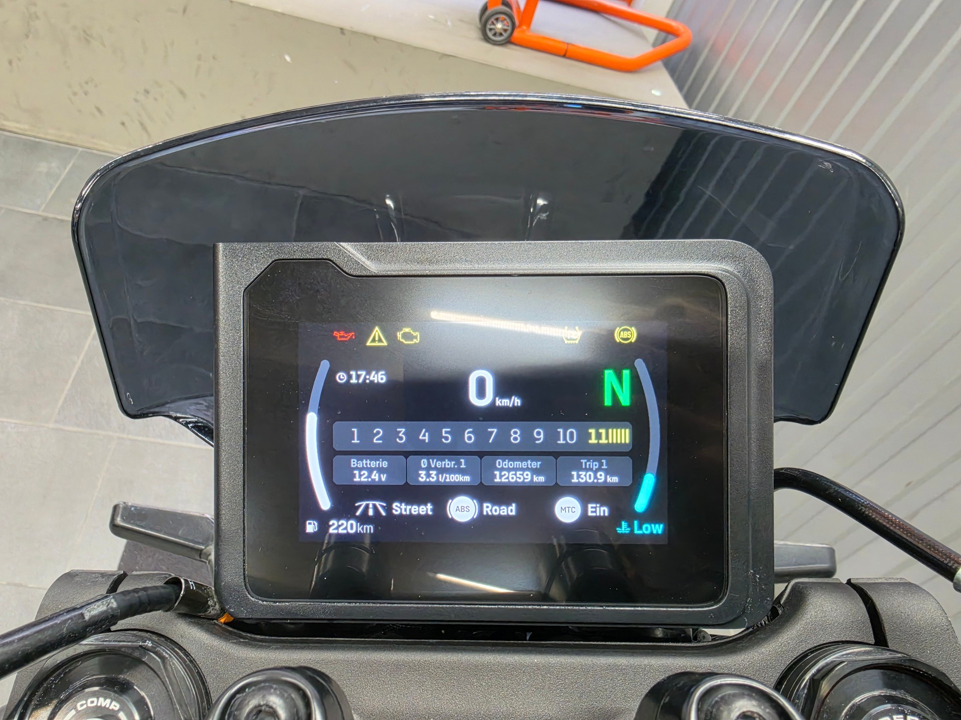 HUSQVARNA Svartpilen 401-image-7