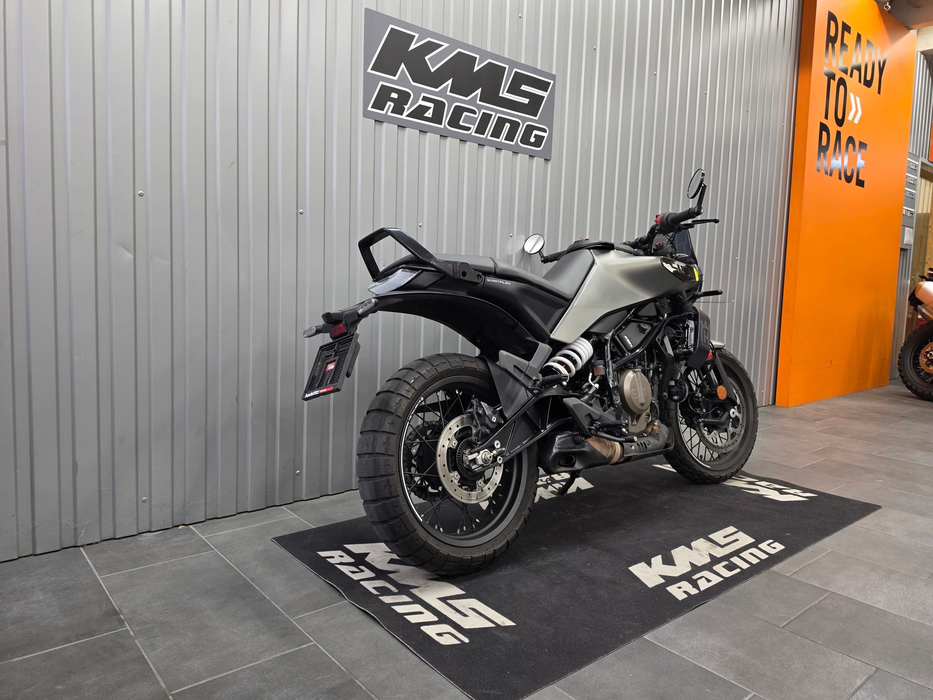 HUSQVARNA Svartpilen 401-showroom-element-2