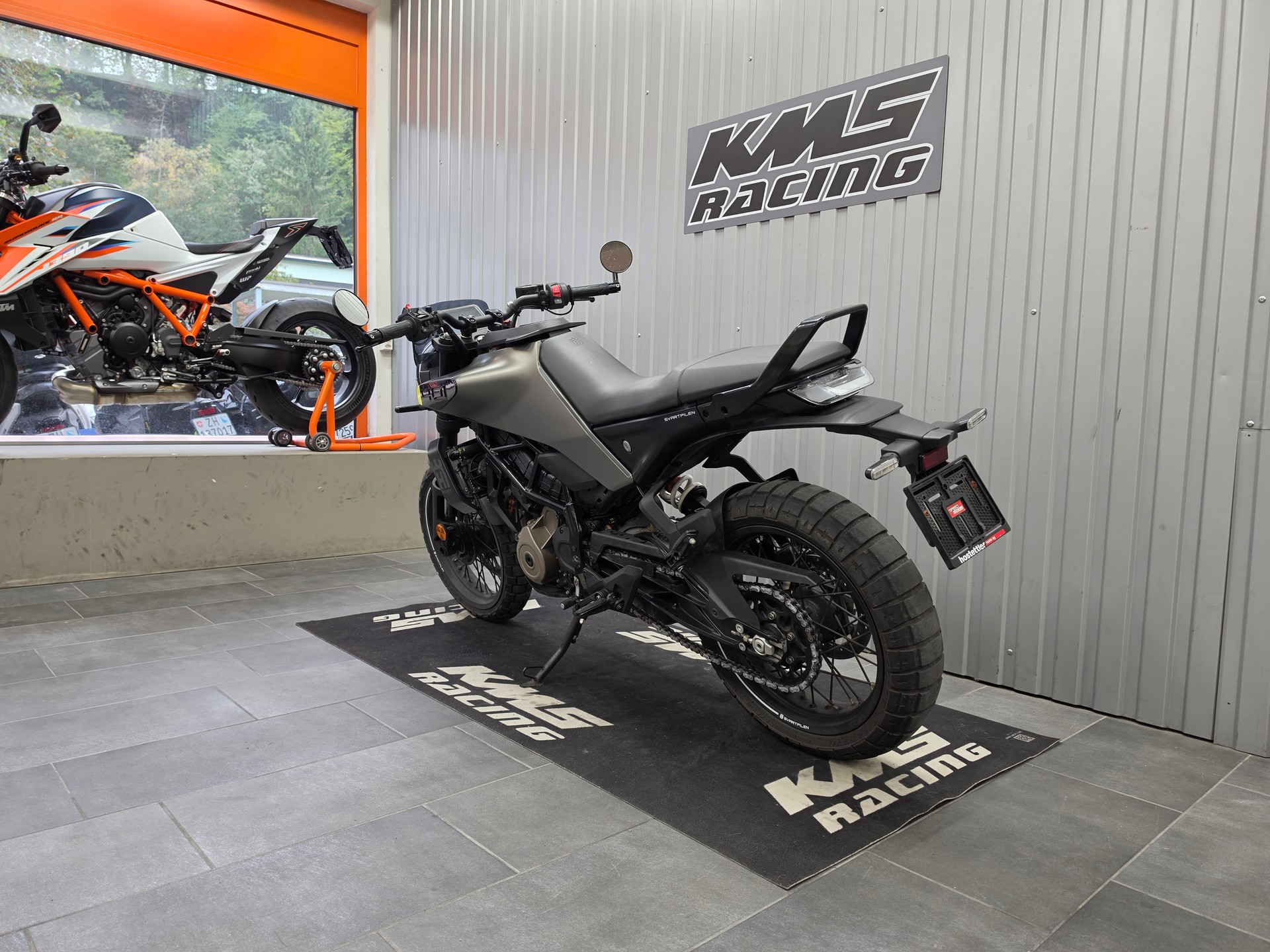 HUSQVARNA Svartpilen 401-image-5