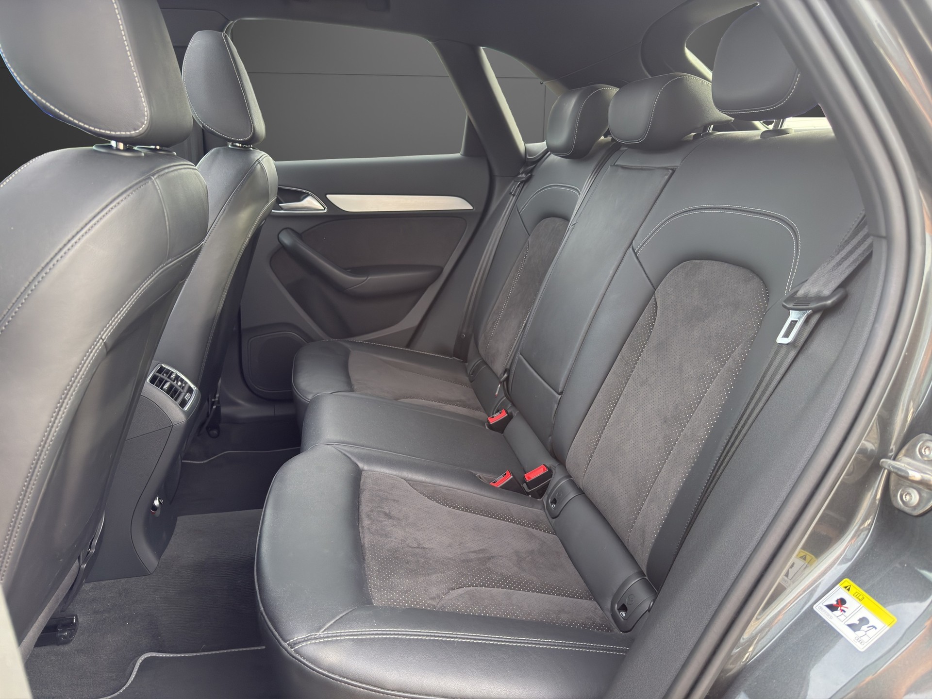 AUDI Q3 2.0 TDI quattro S-tronic-image-7