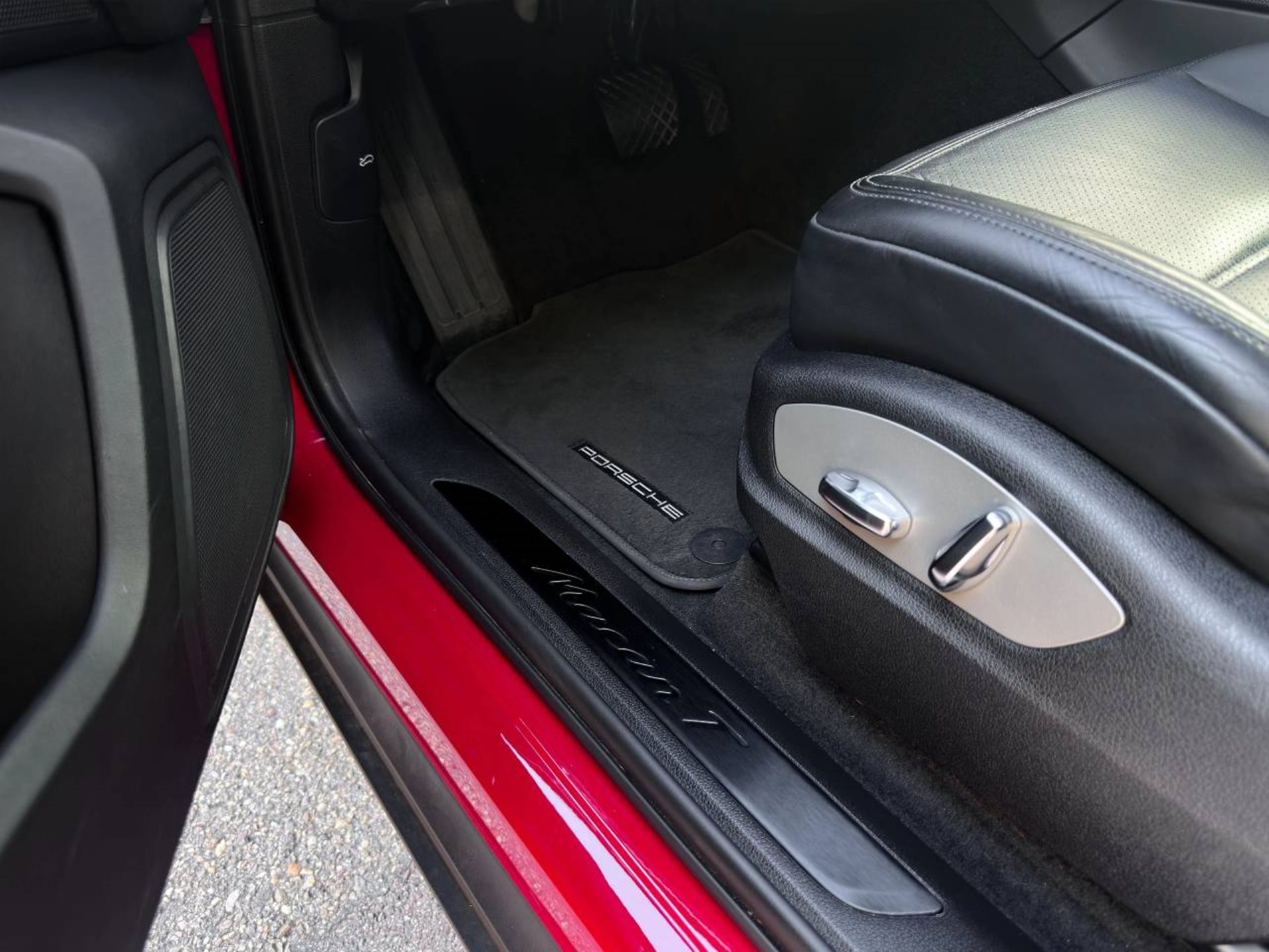 PORSCHE Macan T-image-18