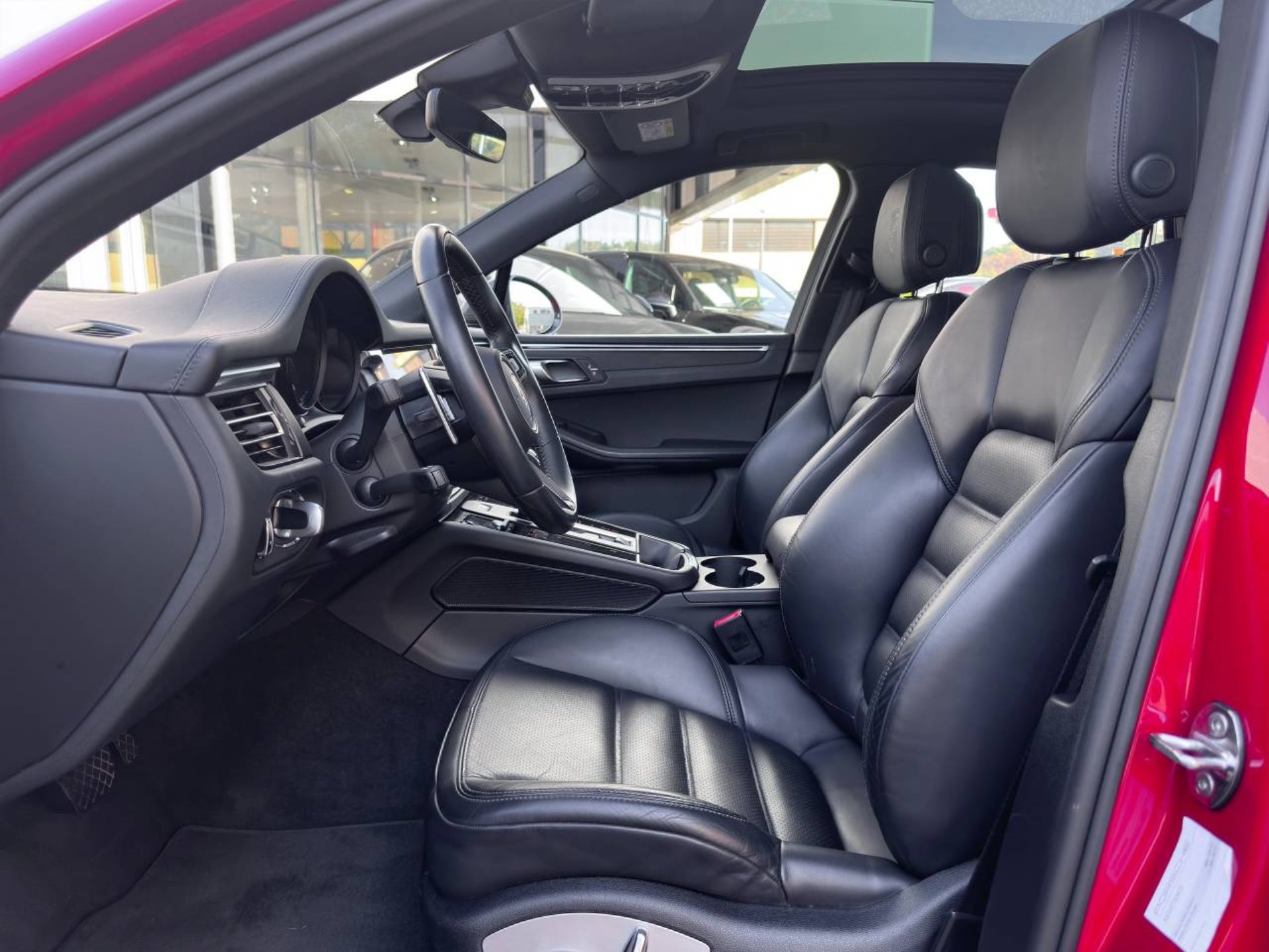 PORSCHE Macan T-image-4