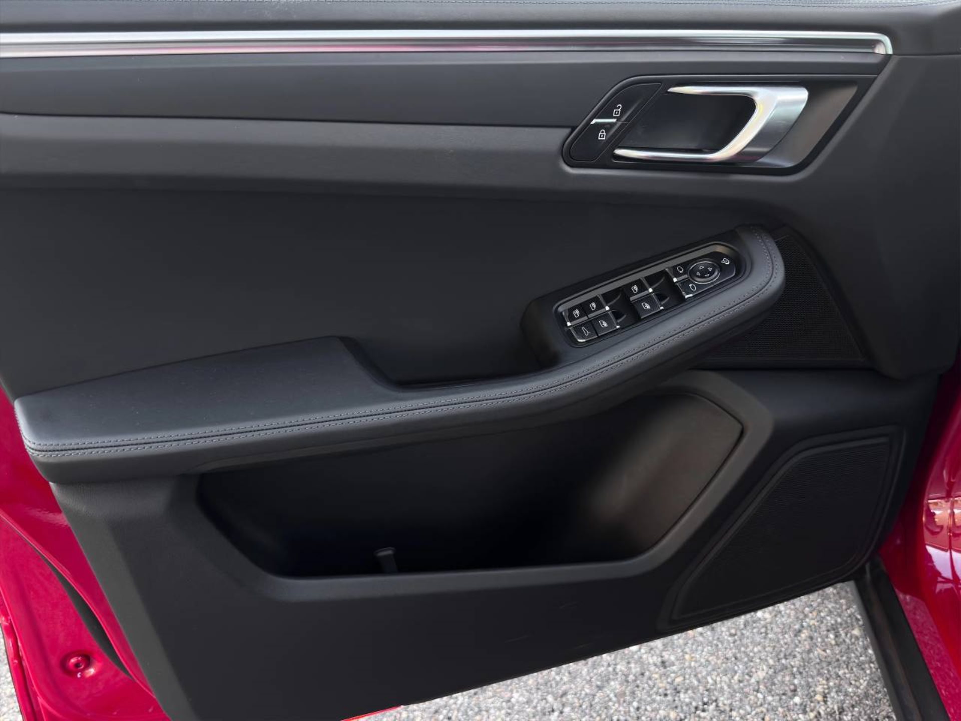 PORSCHE Macan T-image-17