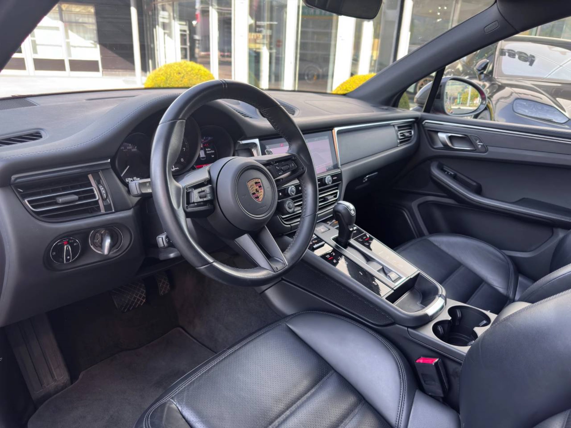 PORSCHE Macan T-image-3