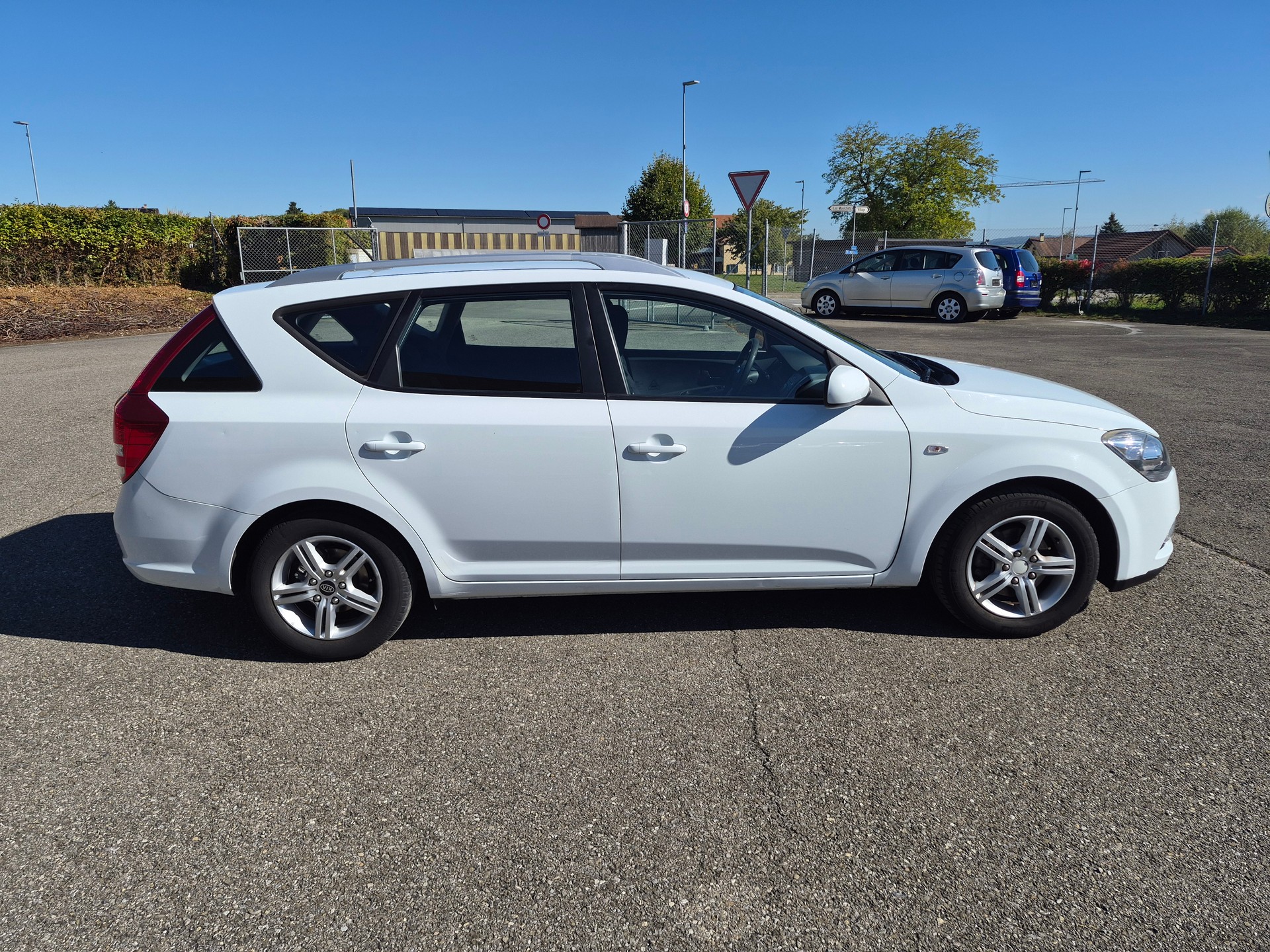 KIA Cee'd Sporty Wagon 1.4 16V Basic-image-2