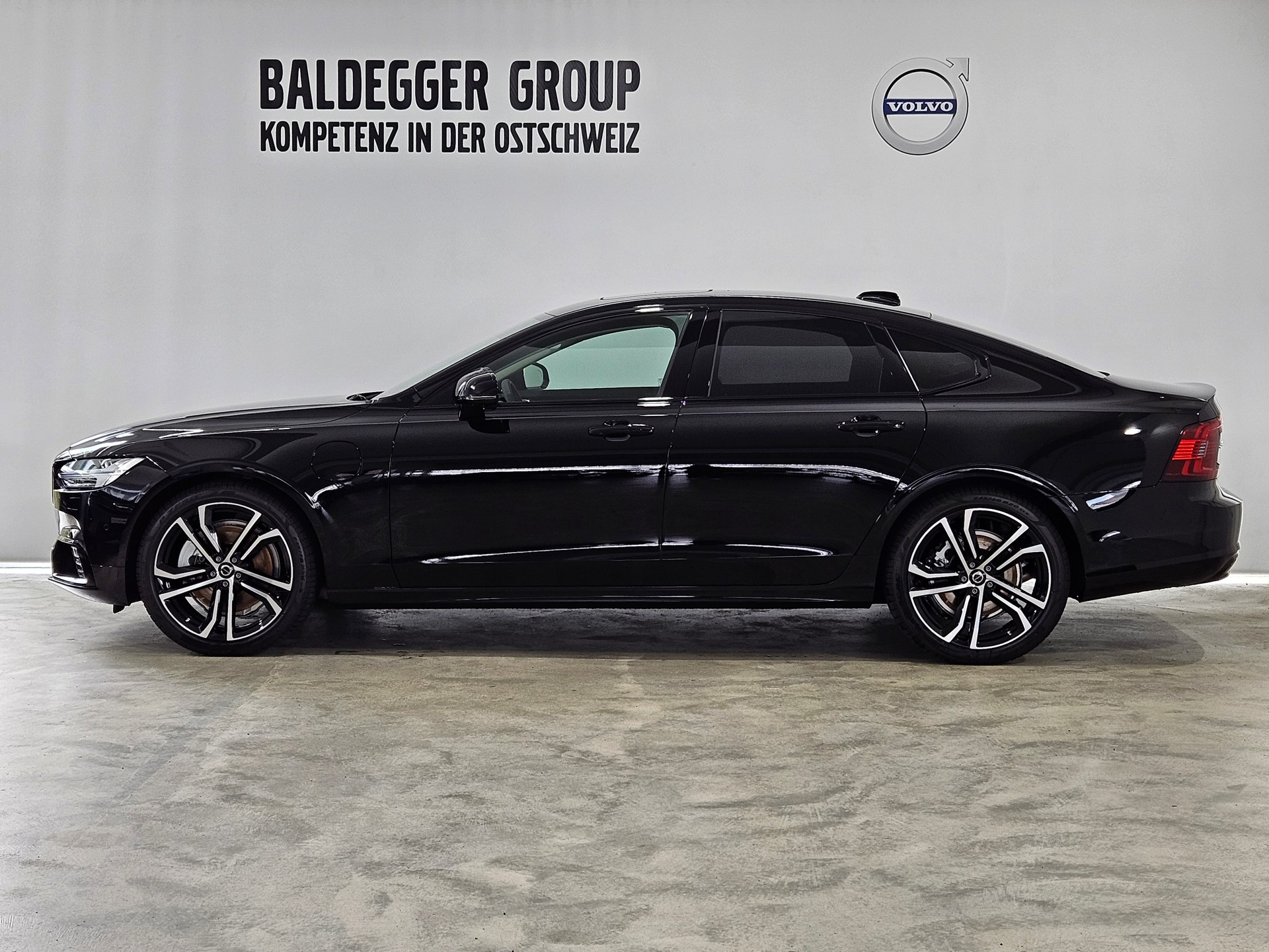 VOLVO S90 2.0 T8 TE Ultimate Dark eA-showroom-element-1