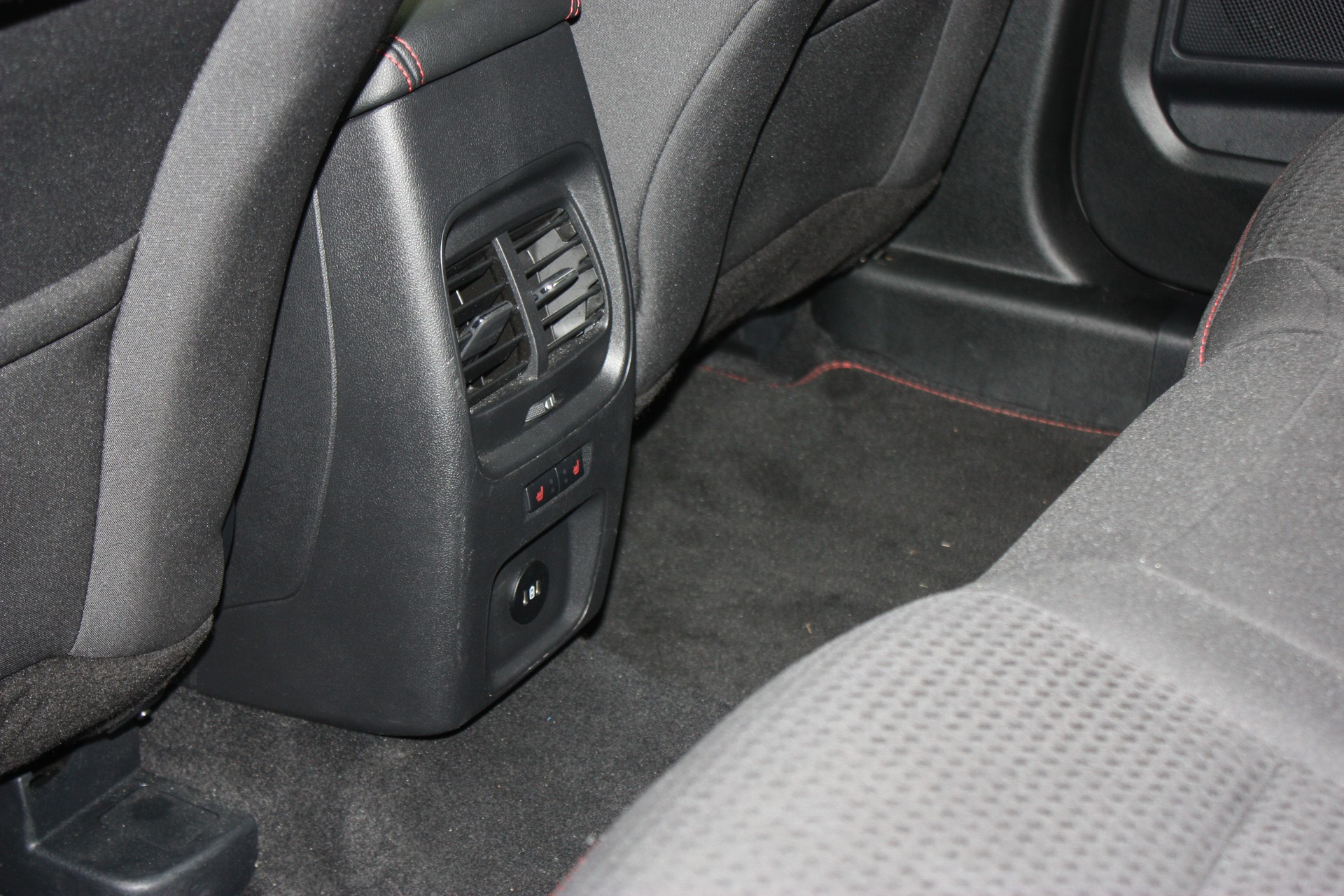 FORD Kuga 2.5 FHEV ST-Line 4WD-image-9