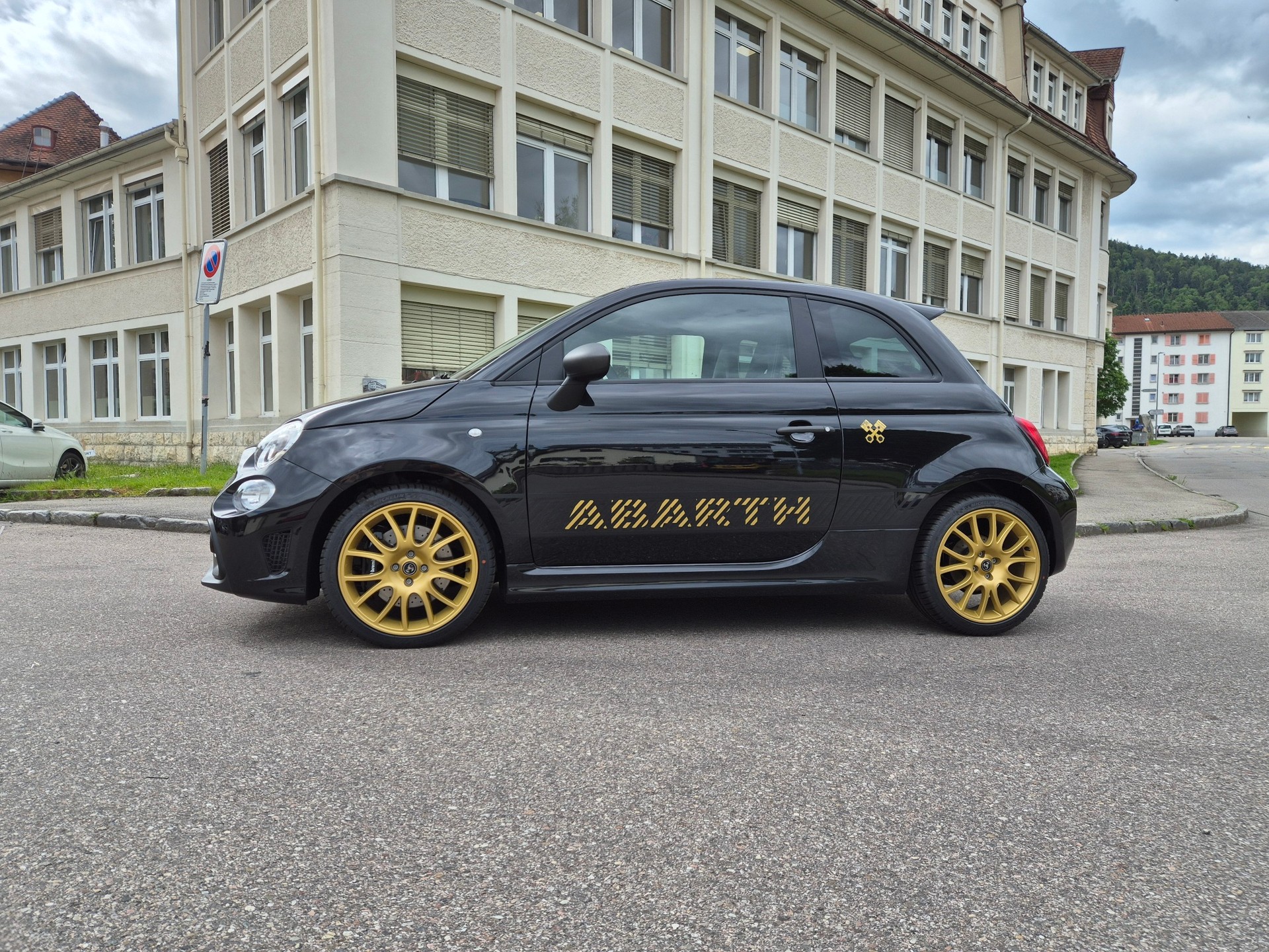FIAT 695 1.4 16V Turbo Abarth Competizione 75 th Anniversario-image-1