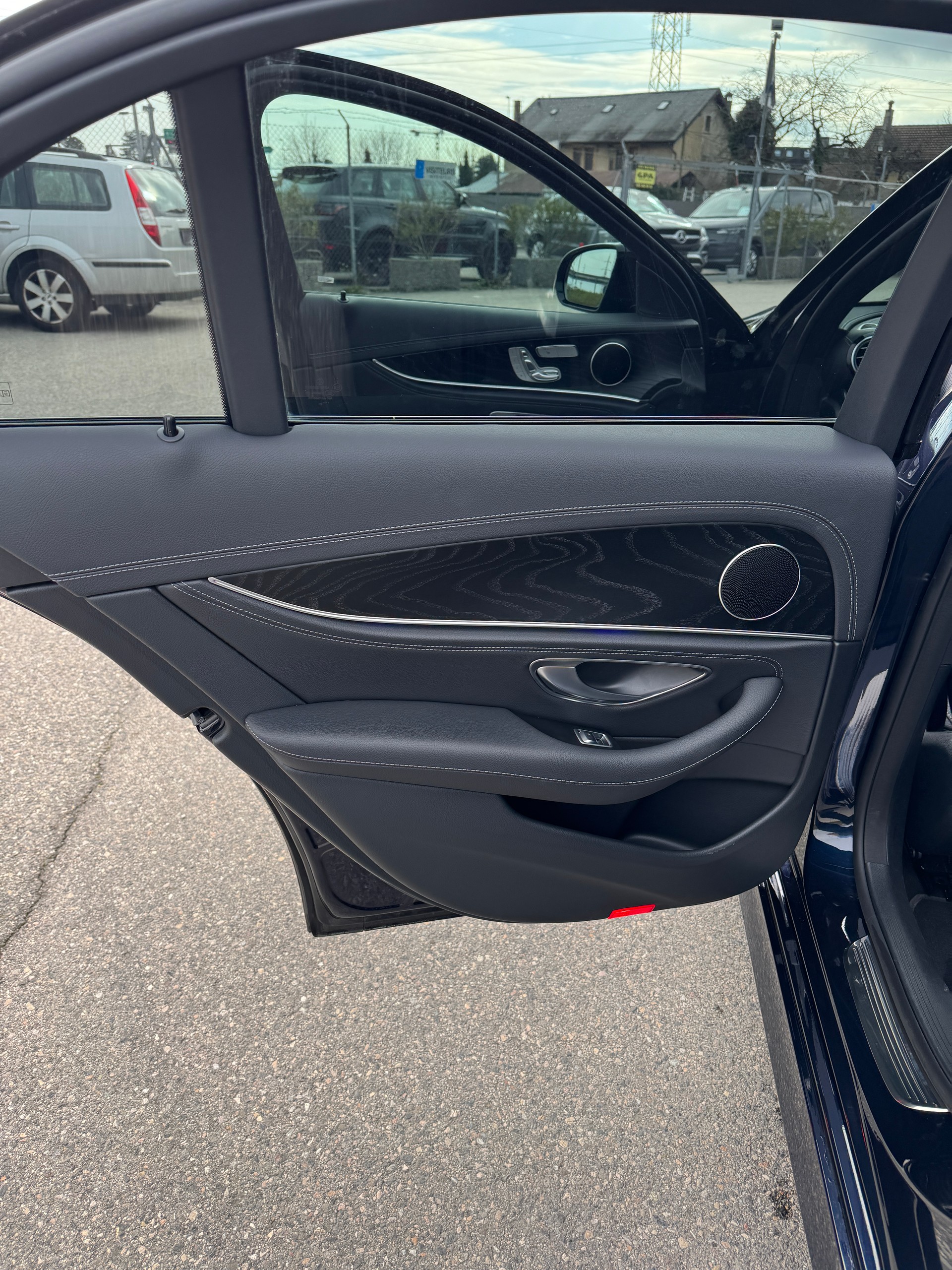 MERCEDES-BENZ E 220 d AMG Line 9G-Tronic-image-9