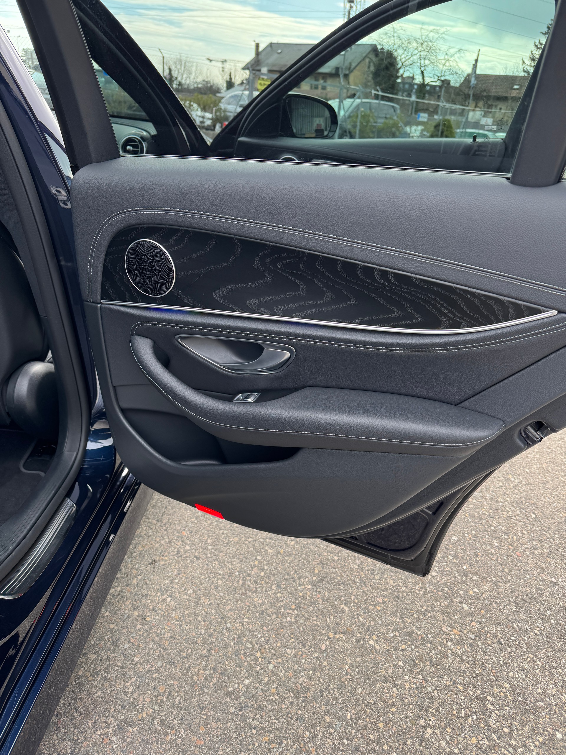 MERCEDES-BENZ E 220 d AMG Line 9G-Tronic-image-11