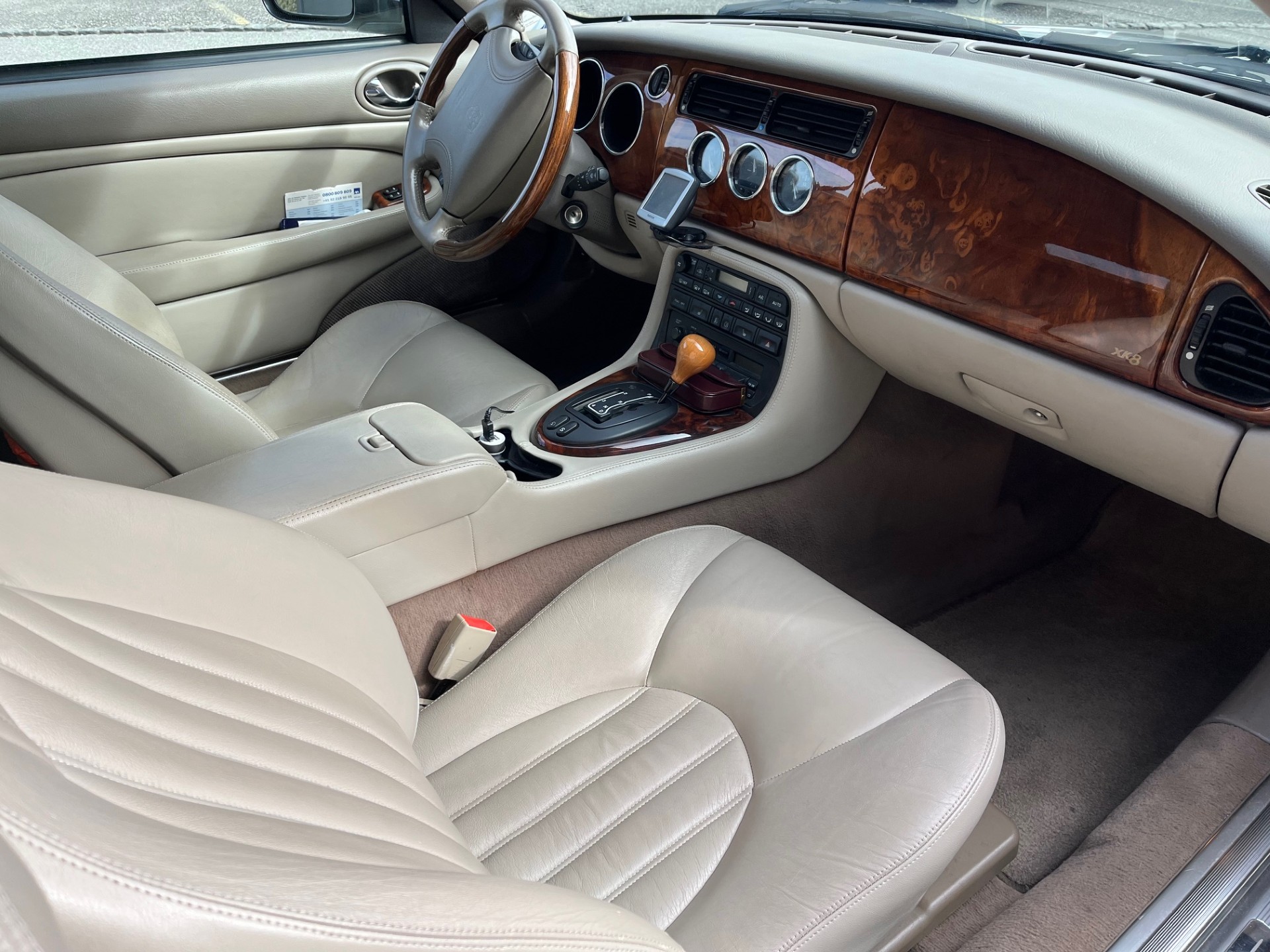 JAGUAR XK8 Convertible-image-9