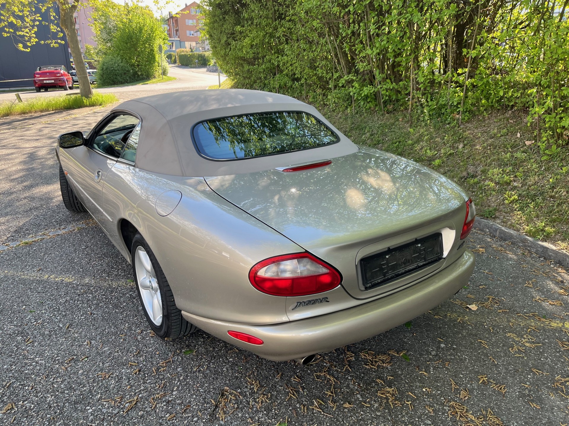 JAGUAR XK8 Convertible-image-3